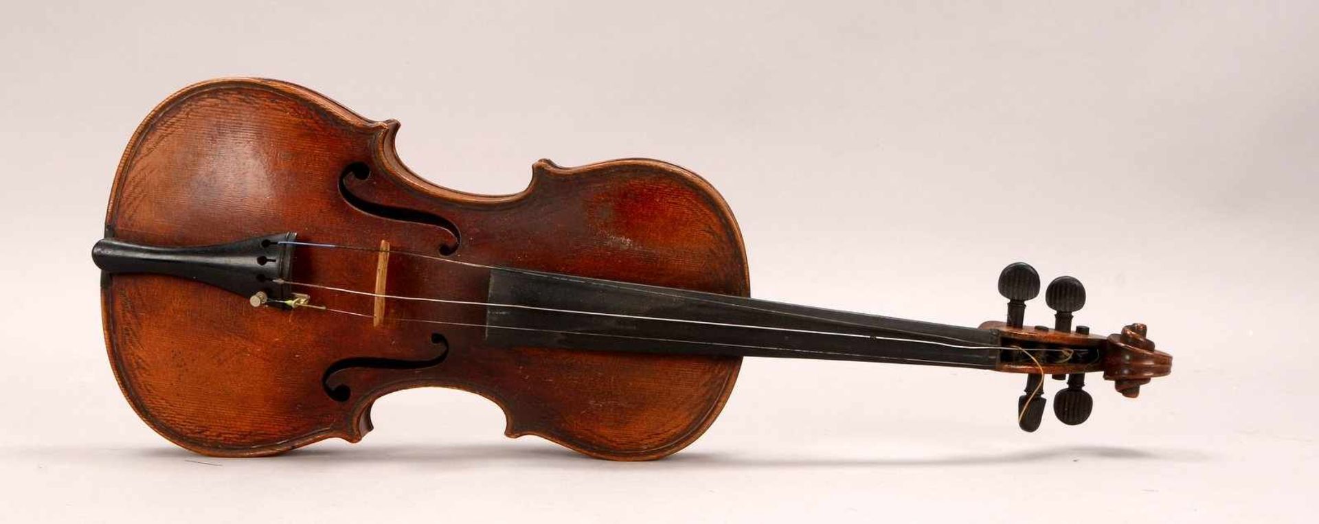 Geige (Restaurationsobjekt), mit 2x Bögen, im original Koffer; Länge 60 cm (Bogenbespannung - Bild 2 aus 2