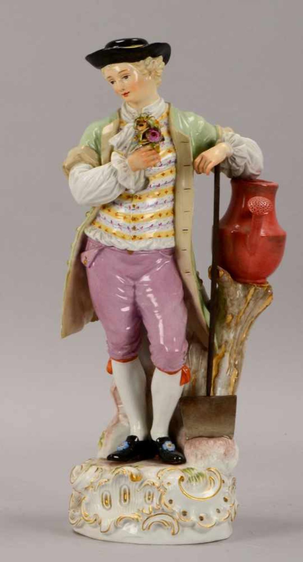 Meissen, Porzellanfigur, 'Der Gärtner' (Darstellung in Kontrapost-Haltung auf Rocaillensockel), 2-