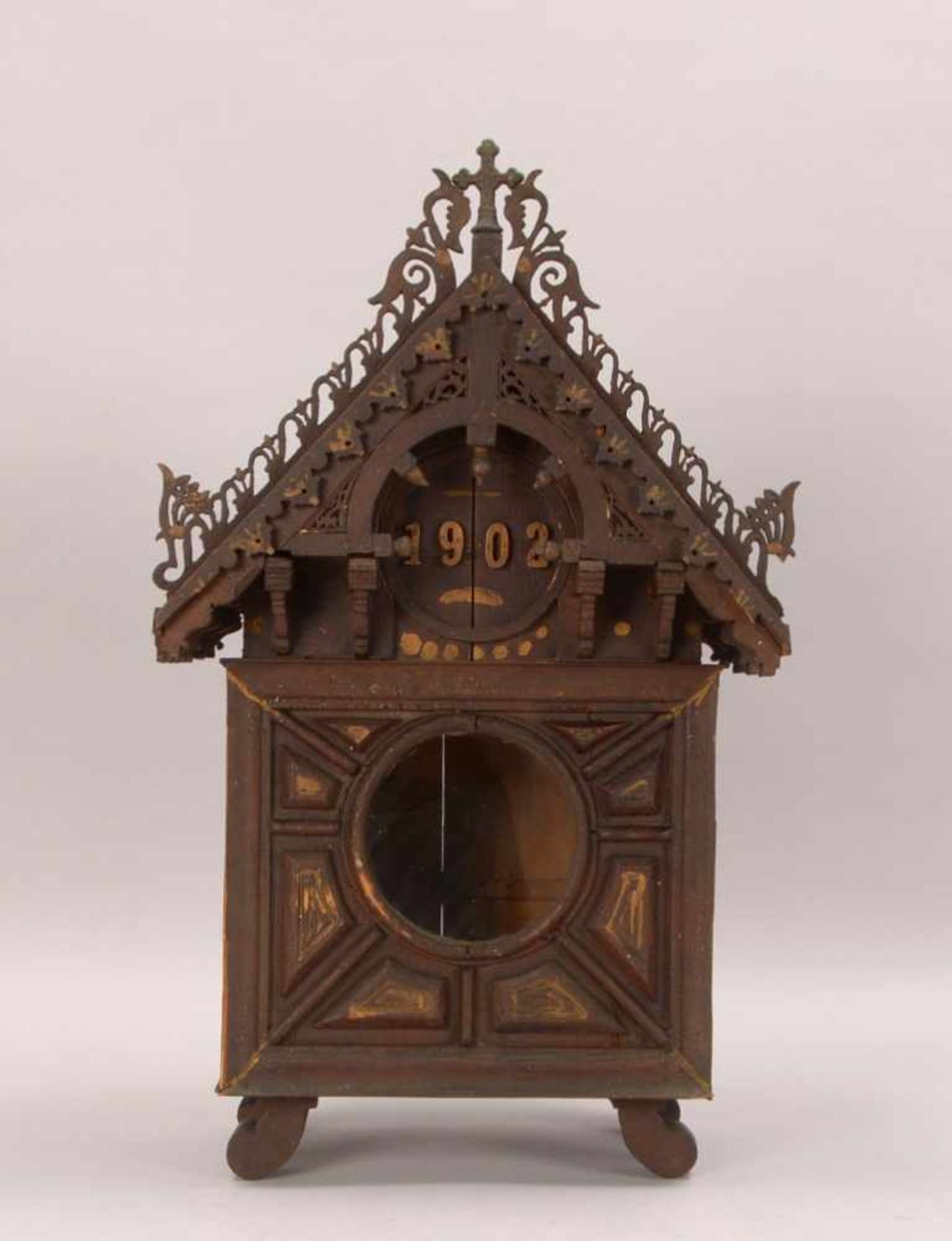 Kleiner Hausaltar, Holz, mit Frontverglasung, Giebel mit Verzierungen, datiert '1902', rückseitig