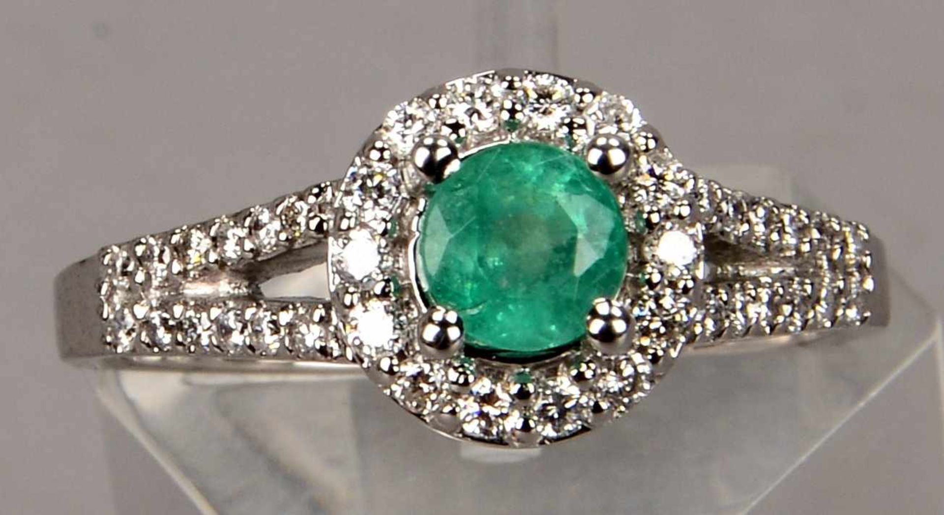 Ring, 750 WG, besetzt mit einzelnem Smaragd von ca. 0,63 ct, und mit mehrfachem Brillantbesatz/ - Bild 2 aus 2