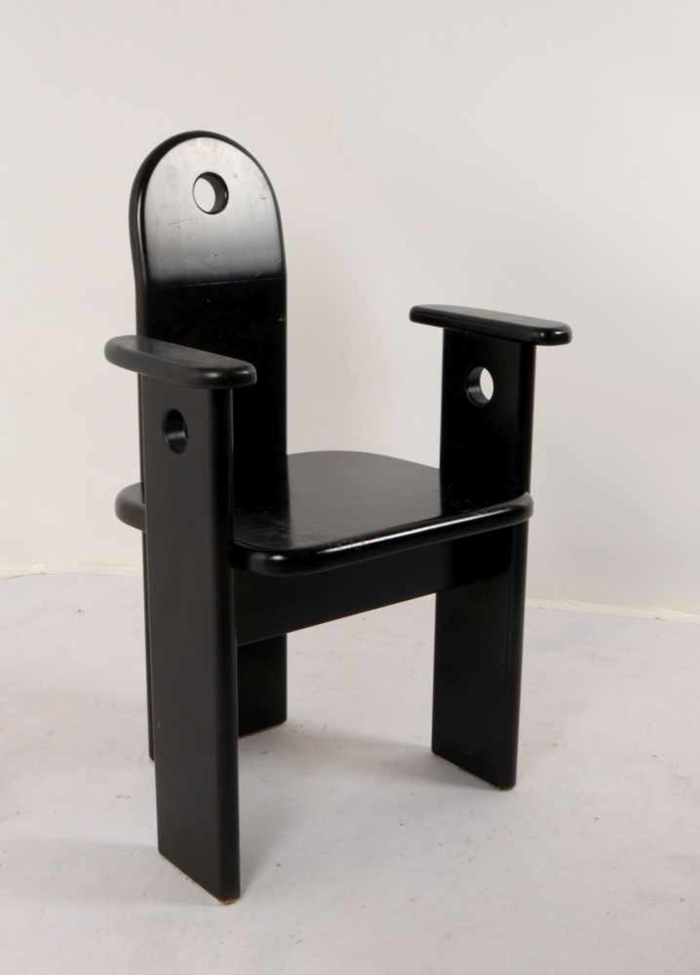 Designer-Armlehnstuhl, Holz schwarz lackiert; Lehnhöhe 92 cm, Sitzhöhe 45 cm (Sitzfläche mit