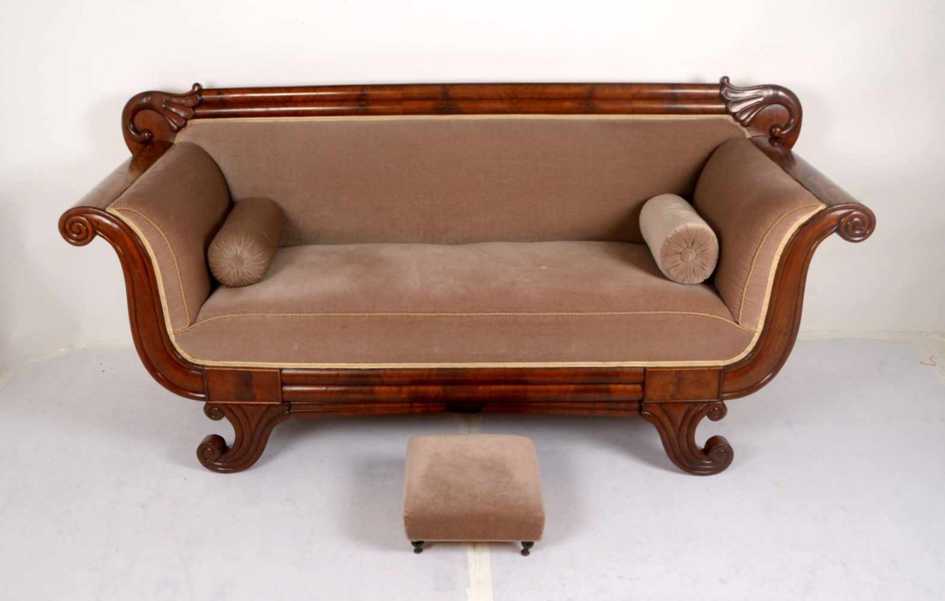 Sofa/Zweisitzer (Biedermeier), Mahagonifurnier, gerade Zarge mit volutenförmigen Armstützen,