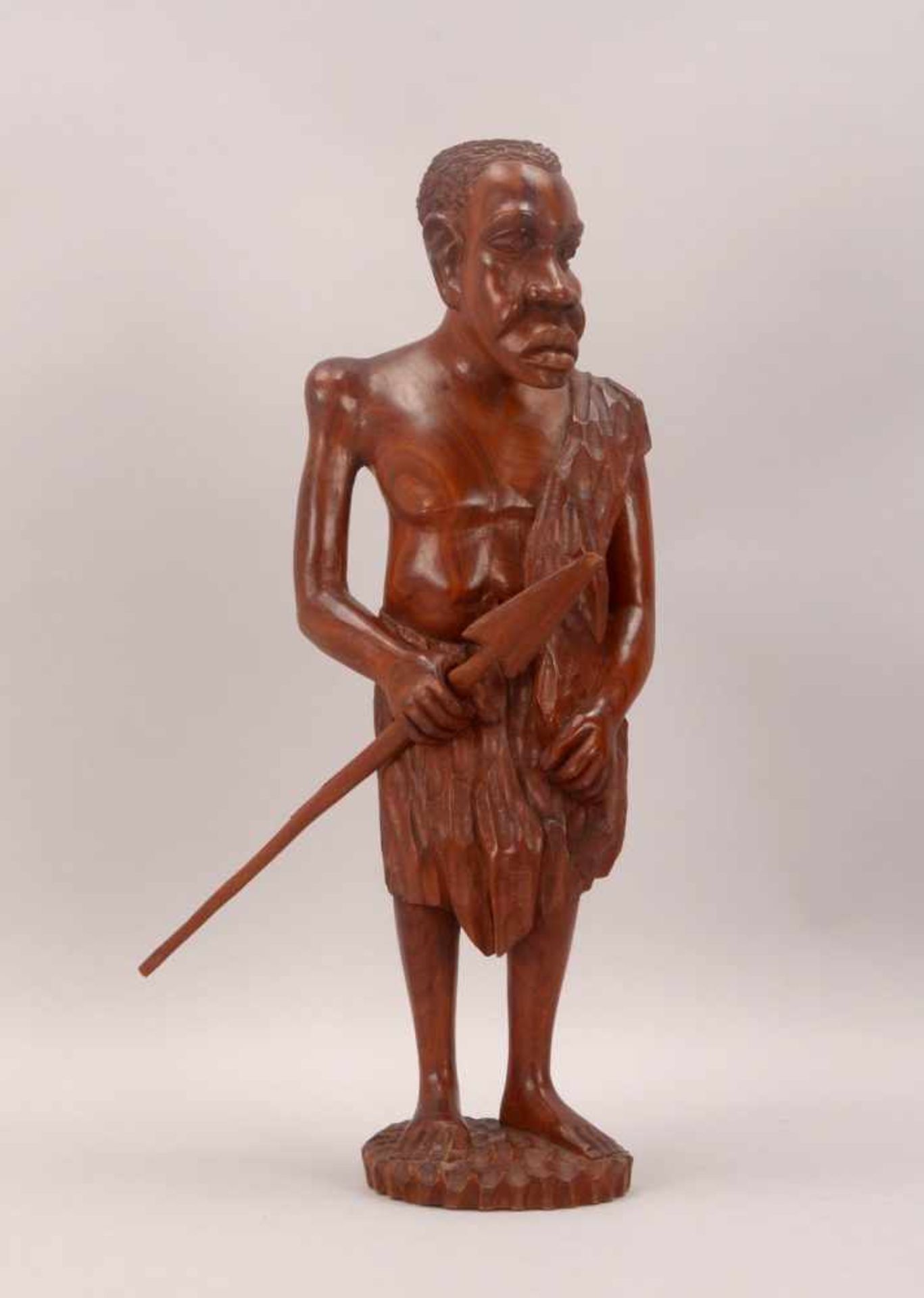 Große Figur (Afrika), 'Jäger mit Speer', handgeschnitzt, mit handgeschnitzter sogenannter
