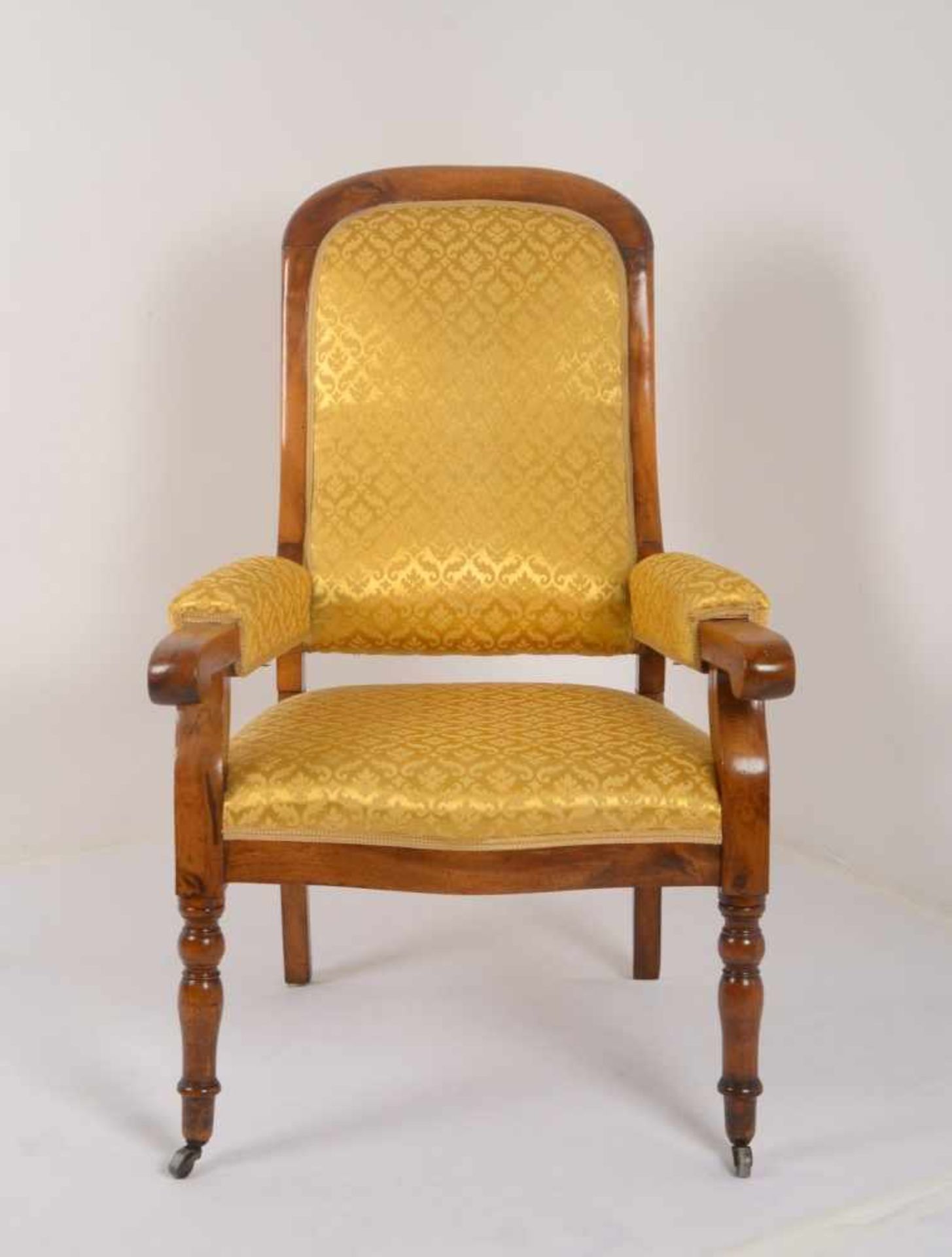 Armlehnstuhl, Nussbaum, Armlehnen/Rückenlehne und Sitzfläche mit Stoffbezug; Höhe 110 cm, Breite