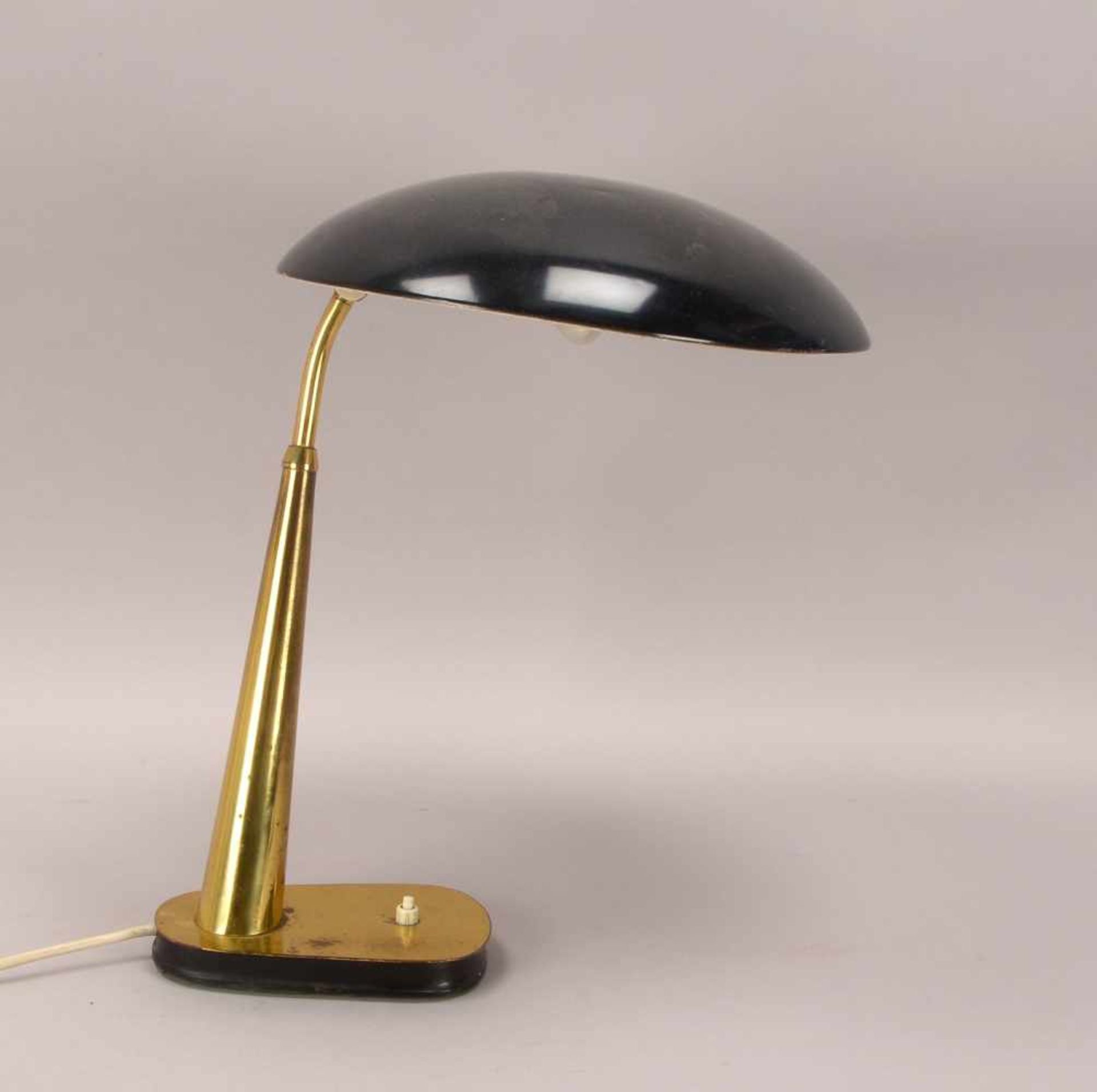 Tischlampe/Schreibtischlampe (1930er Jahre), schöne Art déco-Form, schwarz lackierter Schirm/
