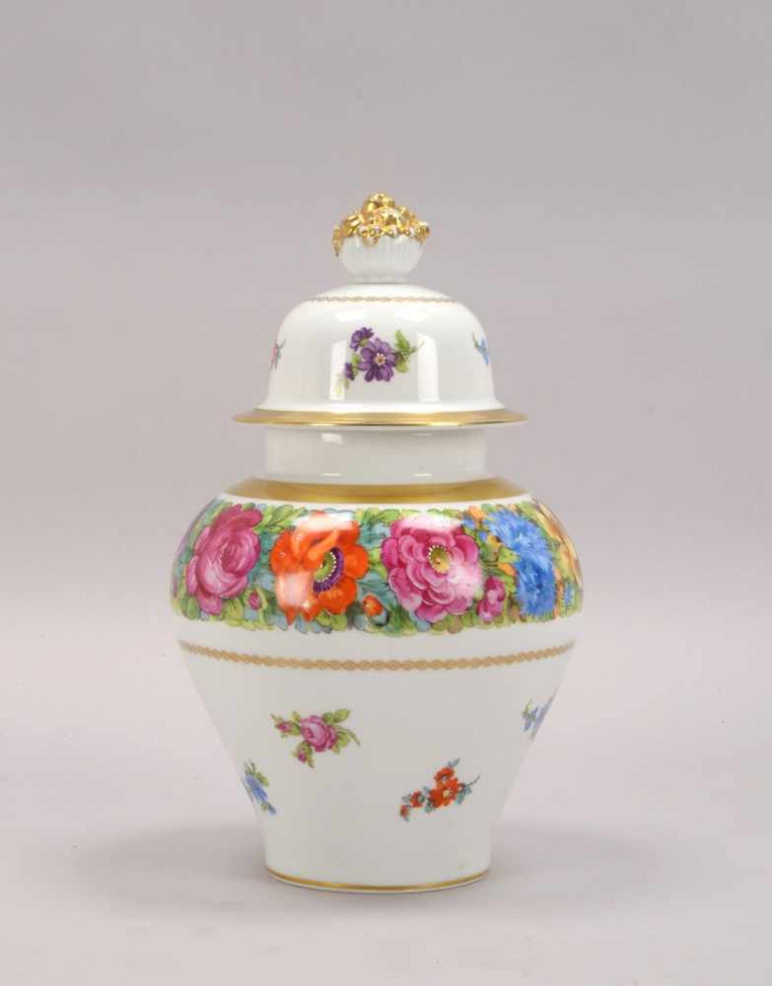 Rosenthal, Porzellan-Deckelvase, bauchige Form, polychromes Blütendekor, mit Goldstaffierung; Höhe