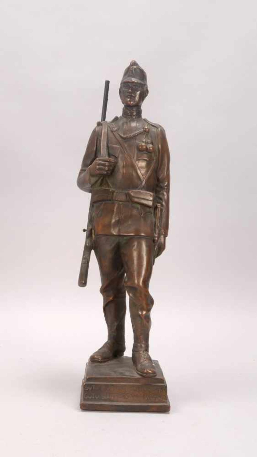 Große Soldatenskulptur (I. WK), 'Soldat mit geschultertem Gewehr', im Sockel bezeichnet 'Fest - Bild 2 aus 3