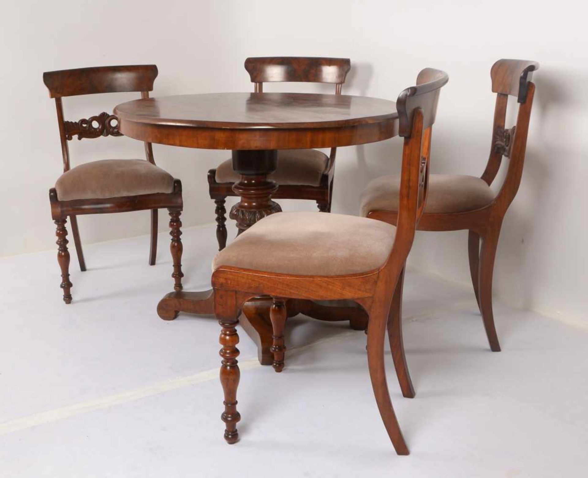 Sitzensemble (Biedermeier), Mahagonifurnier/Nussbaum, 5-teilig: 1 Tisch/oval und Satz Stühle, 4 - Bild 3 aus 3