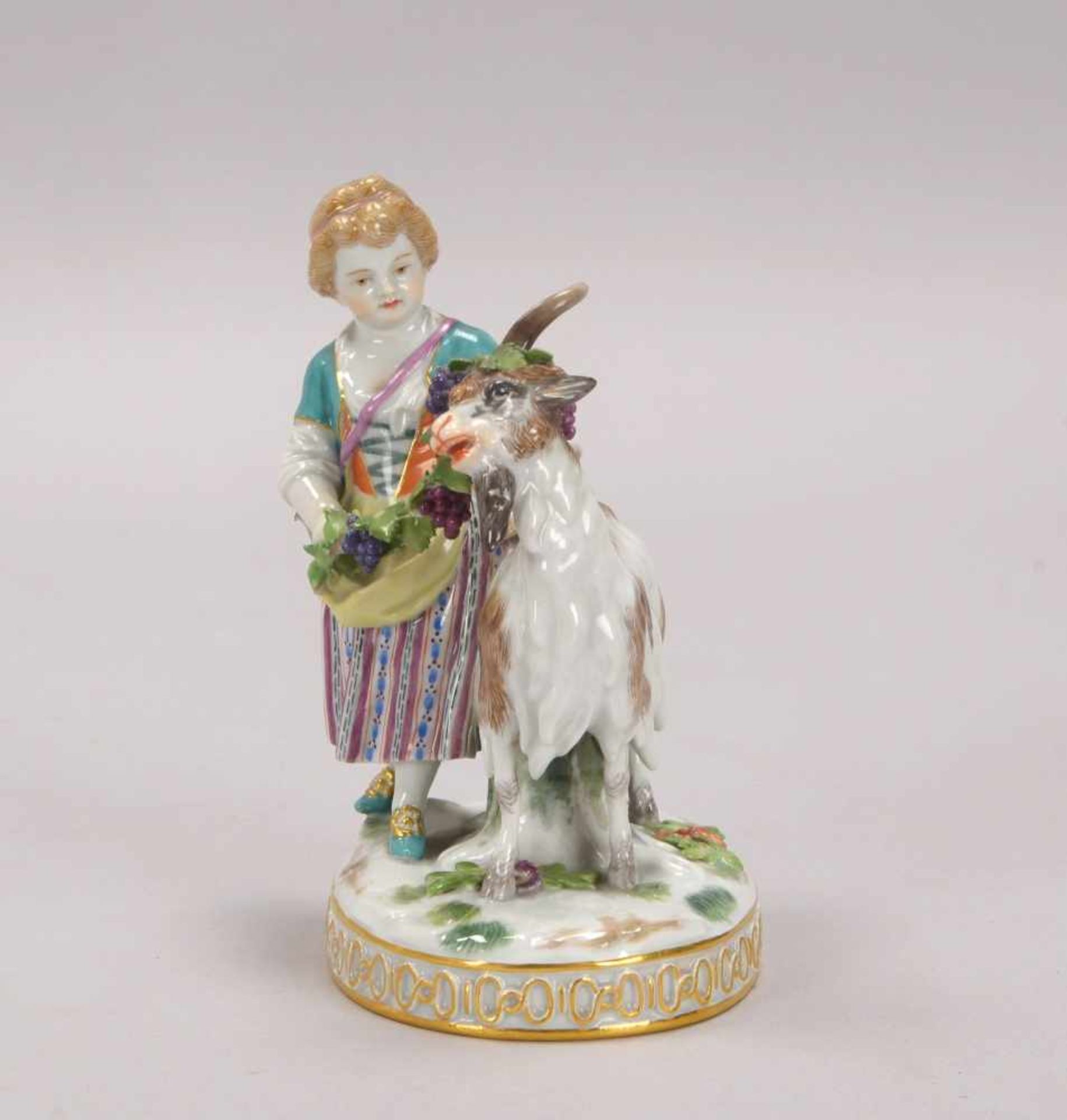 Meissen (Schwertermarke, I. Wahl), Porzellanfigur, 'Junge Frau mit Widder und Weingirlande', - Bild 3 aus 4