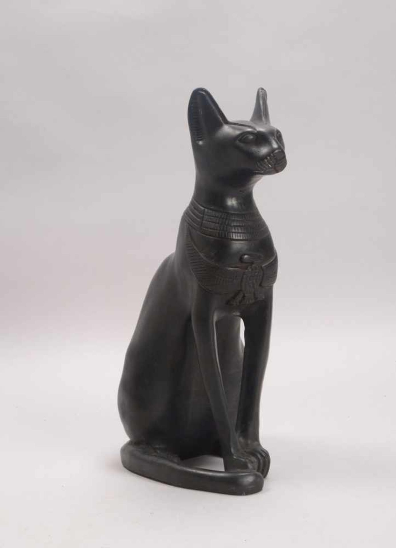 Tierskulptur (Ägypten), 'Katze', schwerer Eisenguss(?), schwarz lackiert; Höhe 38 cm, Gewicht 7 kg