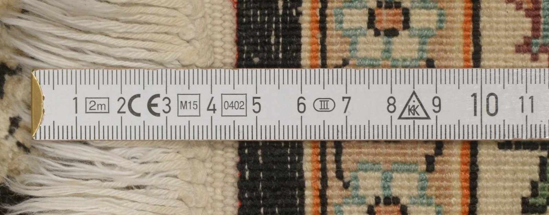 Kaschmir-Seidenteppich, Seide auf Baumwolle, komplett; Maße 187 x 117 cm - Bild 2 aus 2