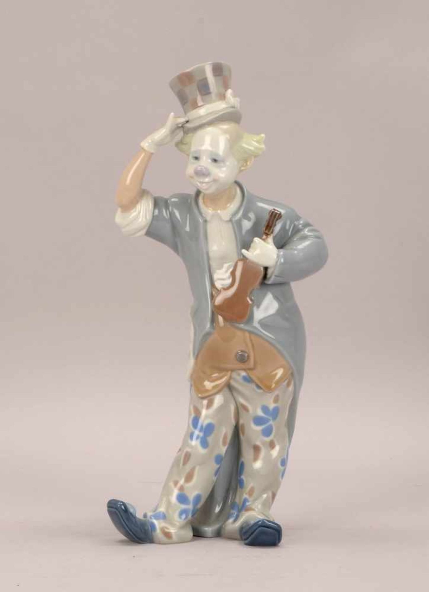 Lladro/Spanien, Porzellanfigur, 'Clown mit Geige', pastose Unterglasurfarben; Höhe 35 cm