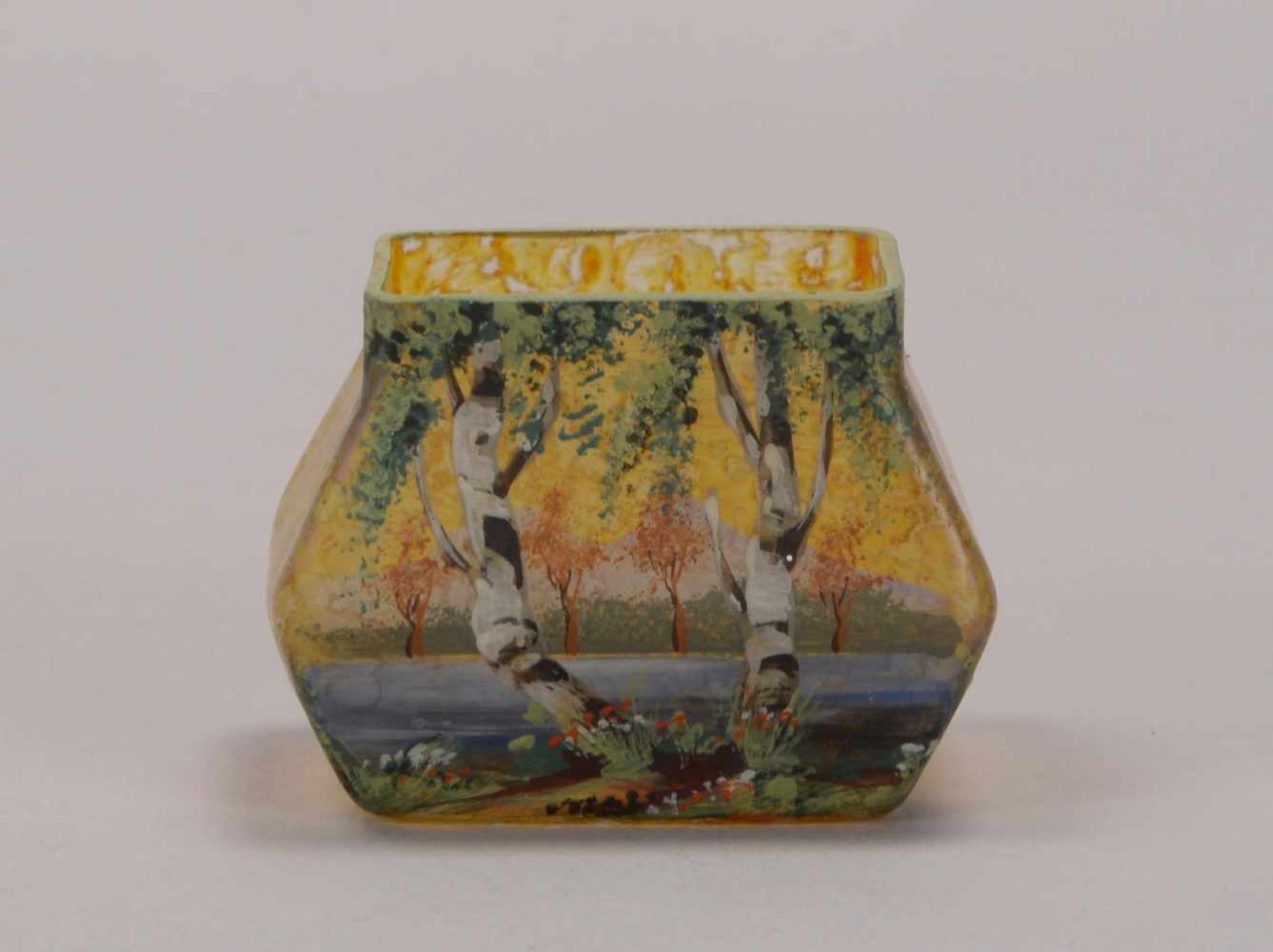 Kleine Vase, Glas, schauseitig mit Handbemalung (Landschaftsmotiv); Maße 6 x 8 x 5 cm