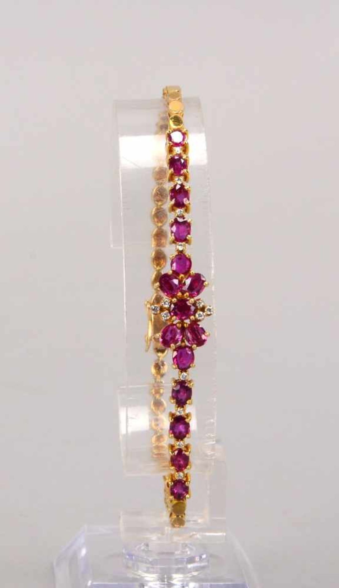 Armband, 585 GG, mit 15-fachem Rubinbesatz und 14x kleinen Diamanten; Länge 19,5 cm, Gewicht 9,47 g - Bild 2 aus 2