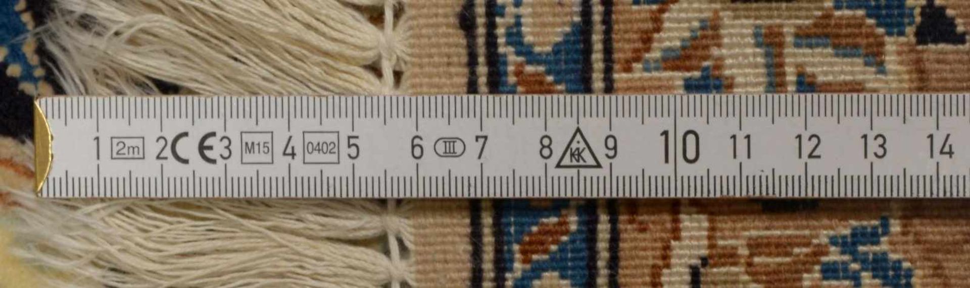 Nain-Orientteppich, mit Seidenanteilen, feine feste Knüpfung, in gutem Zustand; Maße 290 x 186 cm - Bild 2 aus 2