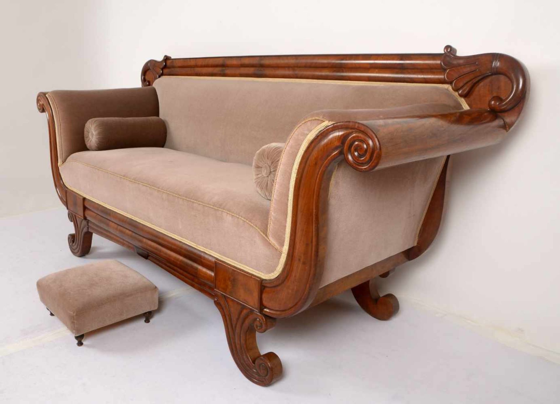 Sofa/Zweisitzer (Biedermeier), Mahagonifurnier, gerade Zarge mit volutenförmigen Armstützen, - Bild 3 aus 3