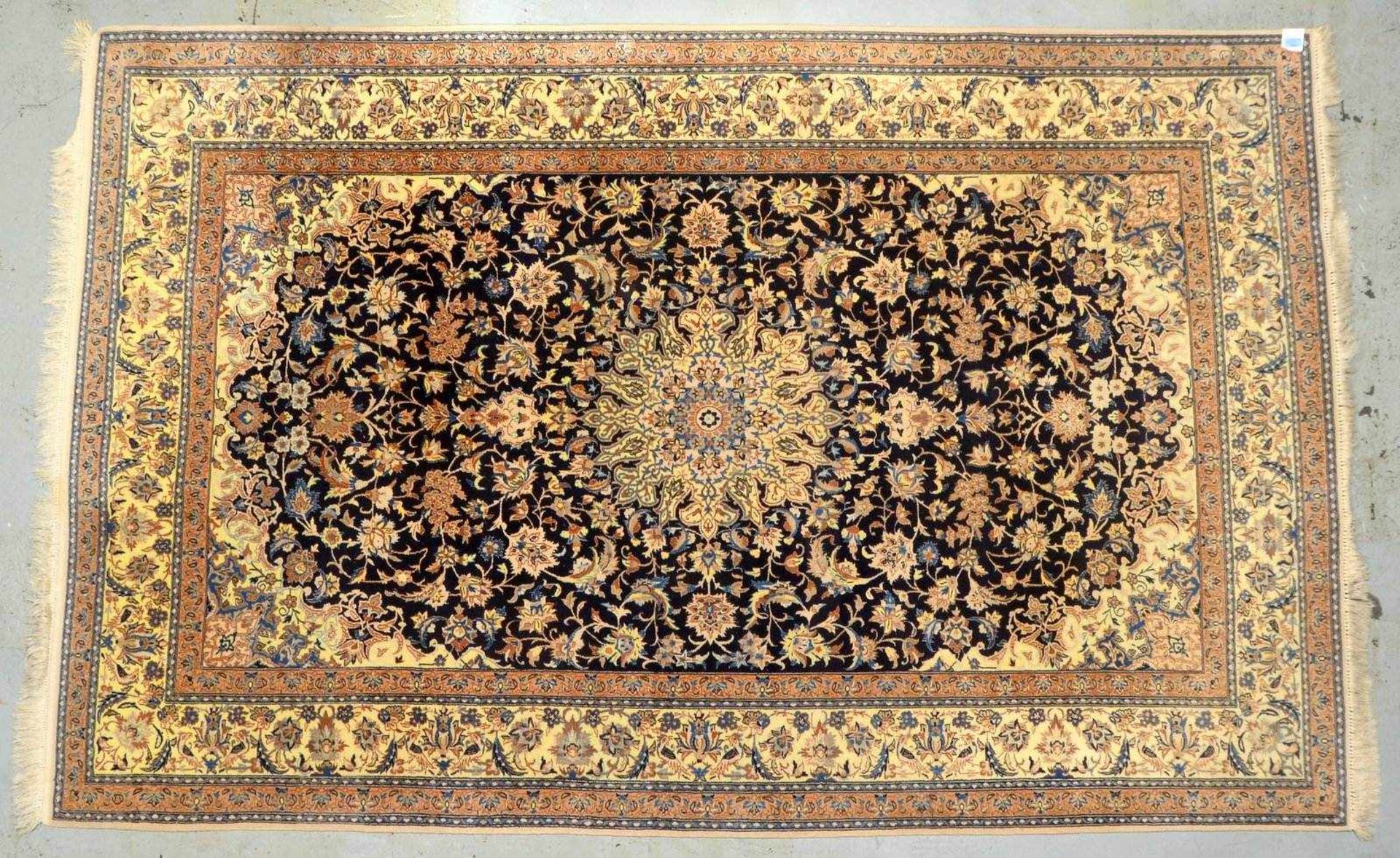Nain-Orientteppich, mit Seidenanteilen, feine feste Knüpfung, in gutem Zustand; Maße 290 x 186 cm