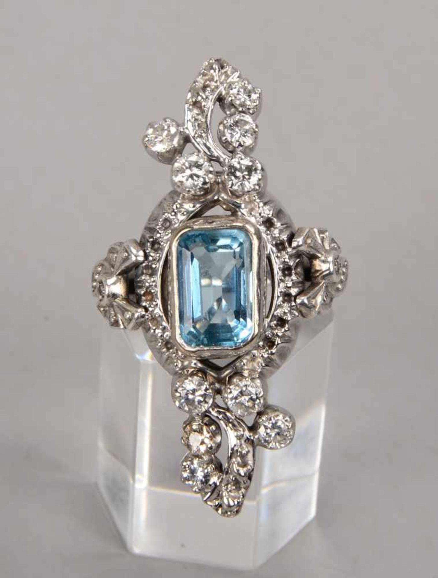 Ring, 585 WG, mit einzelnem Aquamarin von ca. 2,0 ct, Stein im Smaragdschliff sowie 12-fachem - Bild 2 aus 2