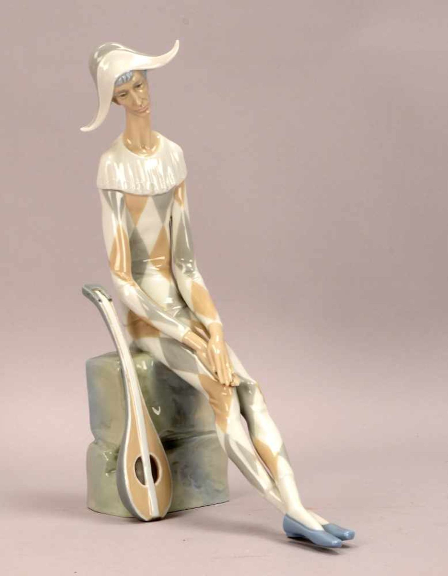 Lladro/Spanien, Porzellanfigur, 'Harlekin mit Laute', pastose Unterglasurfarben; Höhe 36 cm