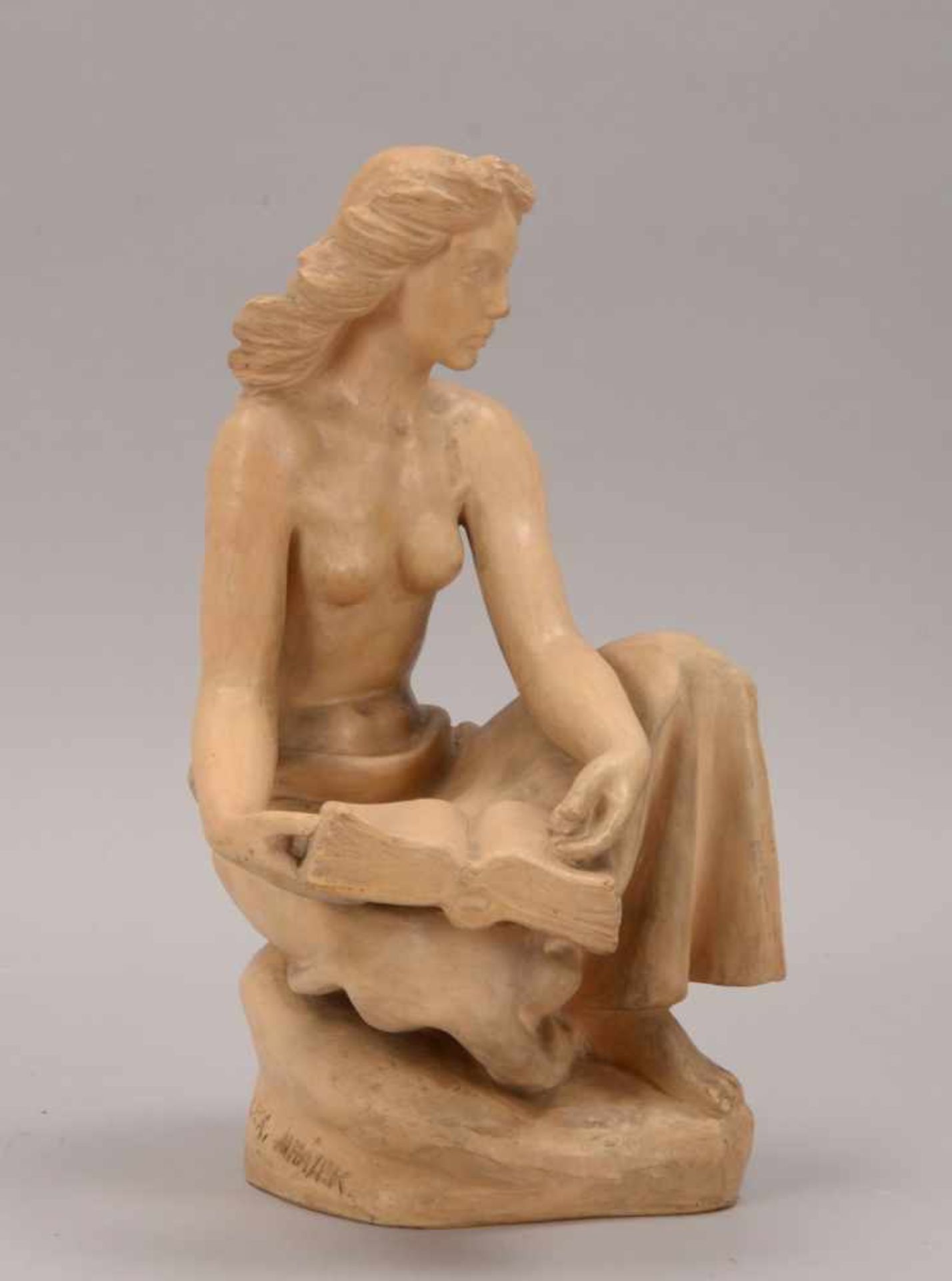 Keramikskulptur, alt, 'Frau mit Buch', hellbrauner Scherben, signiert 'Alex Mrázek', im Boden mit