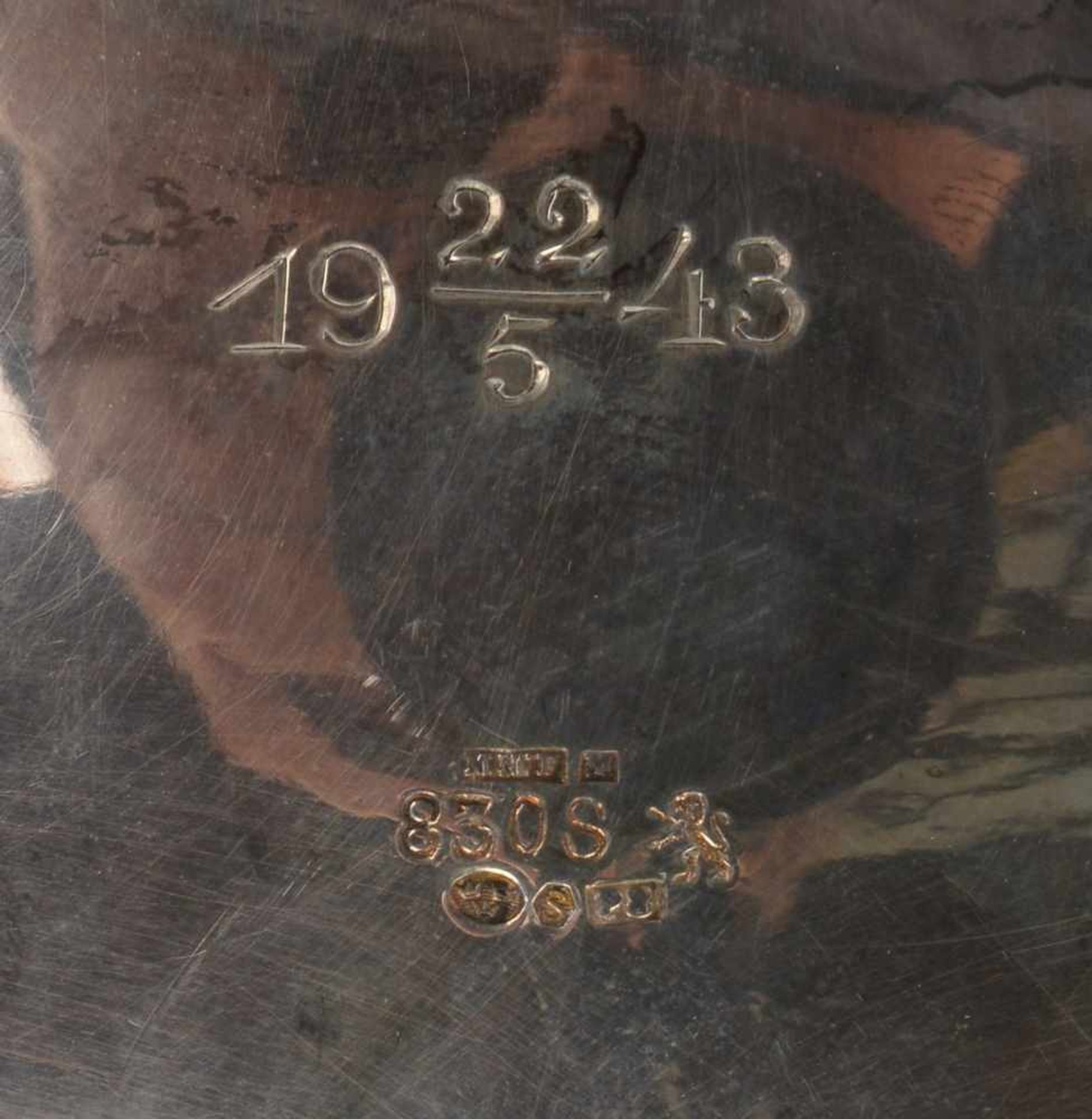 Kaffeekern (Schweden), 830 Silber, mehrfach punziert, 3-teilig: Kanne, Höhe ca. 25 cm; Zuckertopf, - Bild 2 aus 2