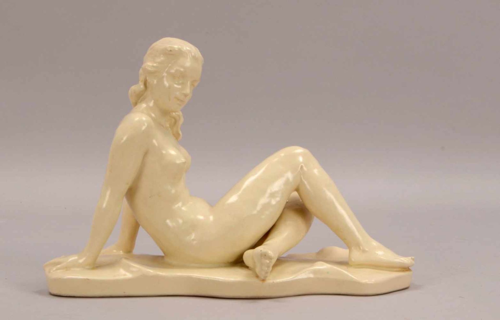 Keramikskulptur, 'Sitzender Frauenakt', nummeriert '815', ungemarkt; Höhe 19 cm, Länge 28 cm