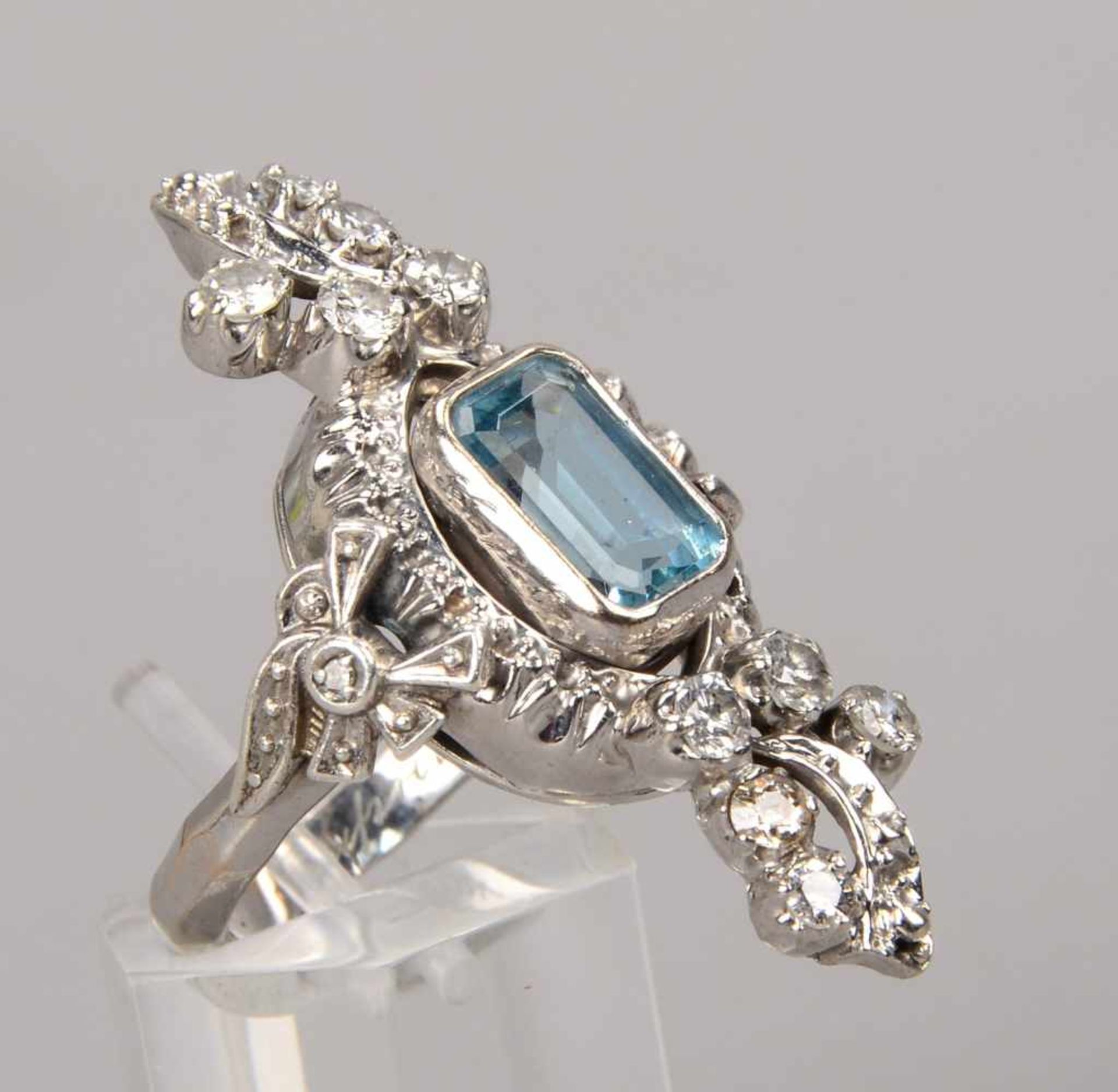 Ring, 585 WG, mit einzelnem Aquamarin von ca. 2,0 ct, Stein im Smaragdschliff sowie 12-fachem