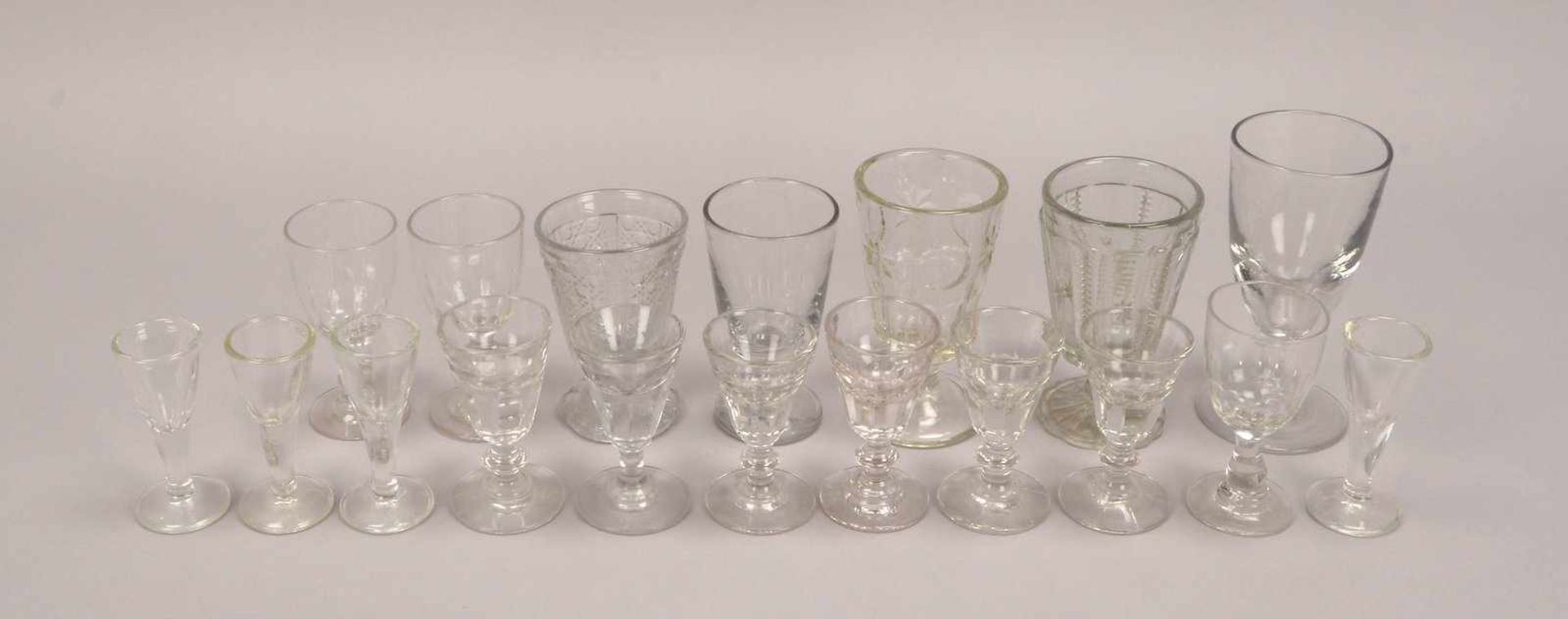 Gläser-Konvolut, unterschiedliche Ausführungen und Zeiten, 18 Stück/davon 7x Pressglas; Höhe bis