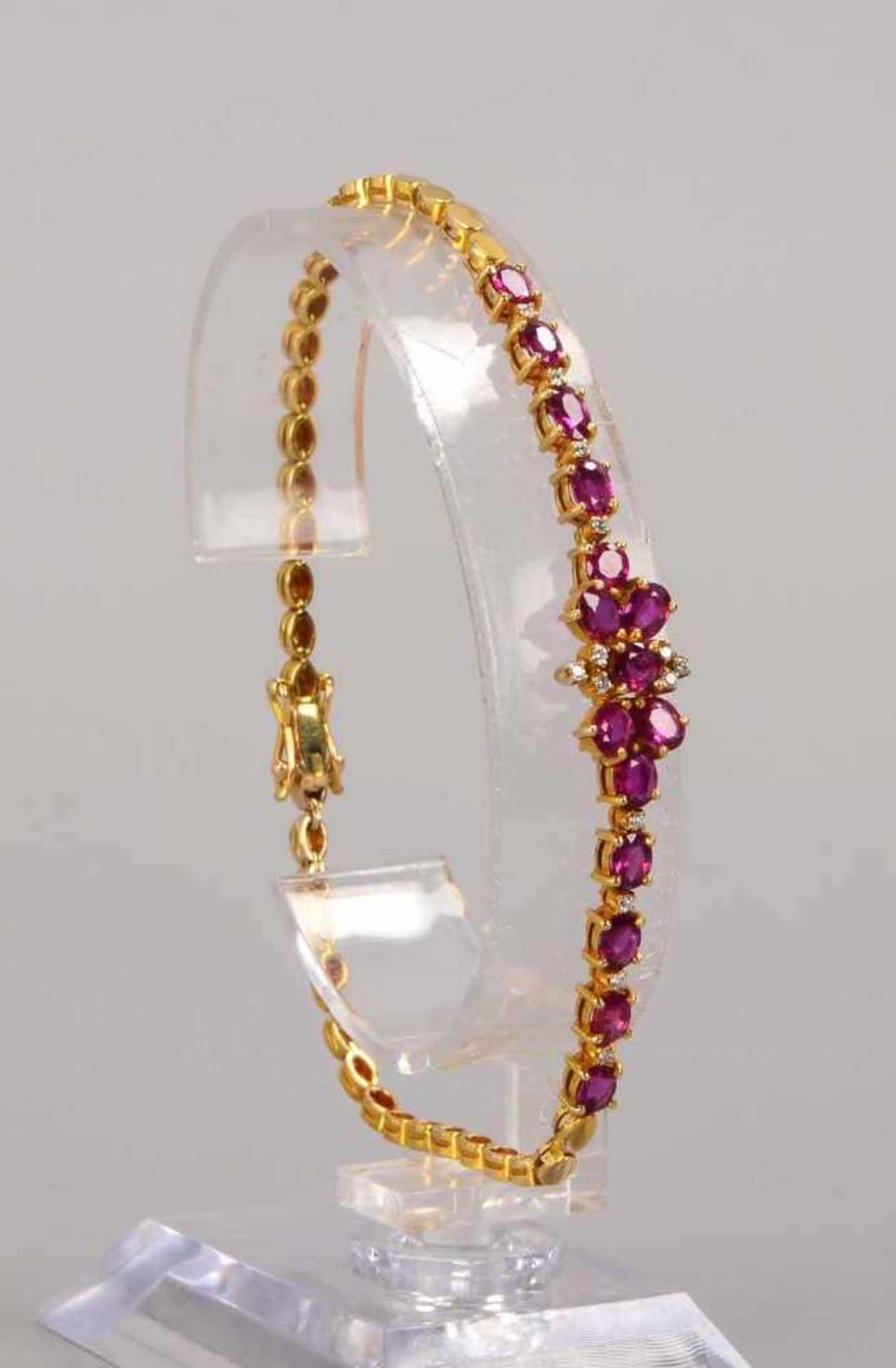 Armband, 585 GG, mit 15-fachem Rubinbesatz und 14x kleinen Diamanten; Länge 19,5 cm, Gewicht 9,47 g