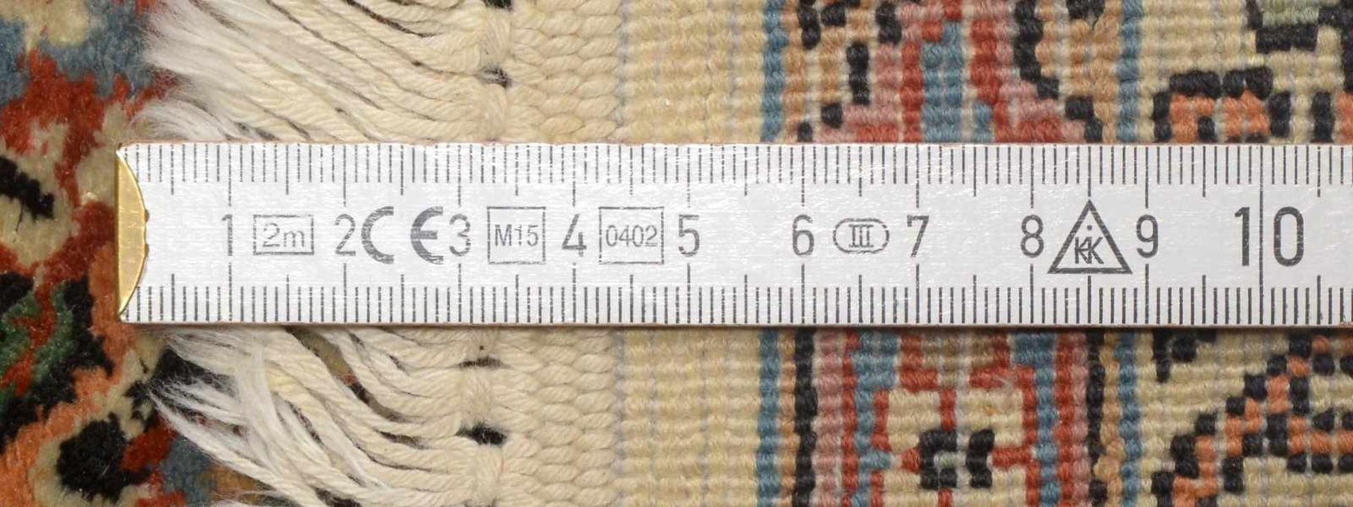 Kaschmir-Seidenteppich, Seide auf Baumwolle; Maße 324 x 221 cm (mit geringfügigen Gebrauchsspuren) - Bild 2 aus 2