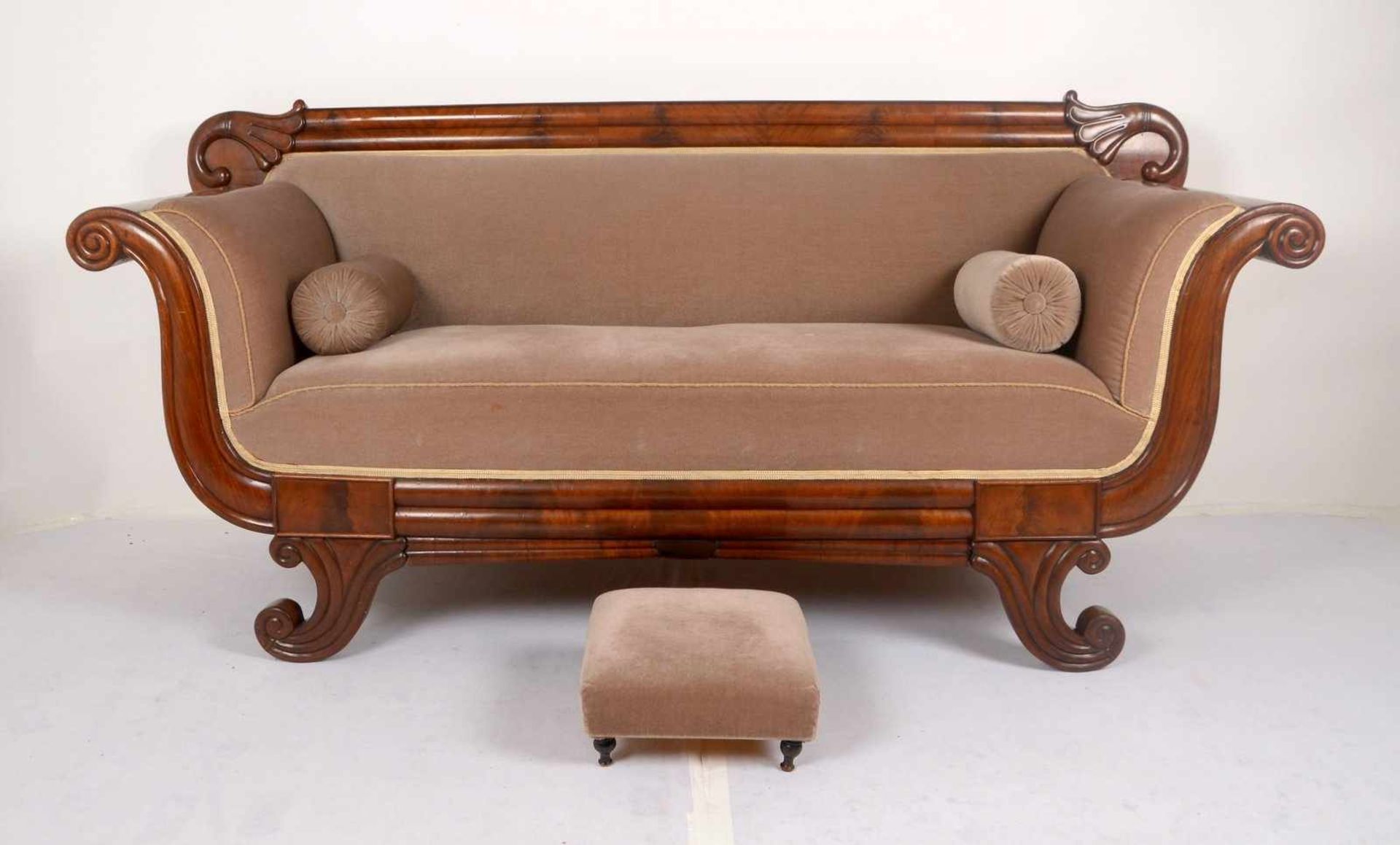 Sofa/Zweisitzer (Biedermeier), Mahagonifurnier, gerade Zarge mit volutenförmigen Armstützen, - Bild 2 aus 3