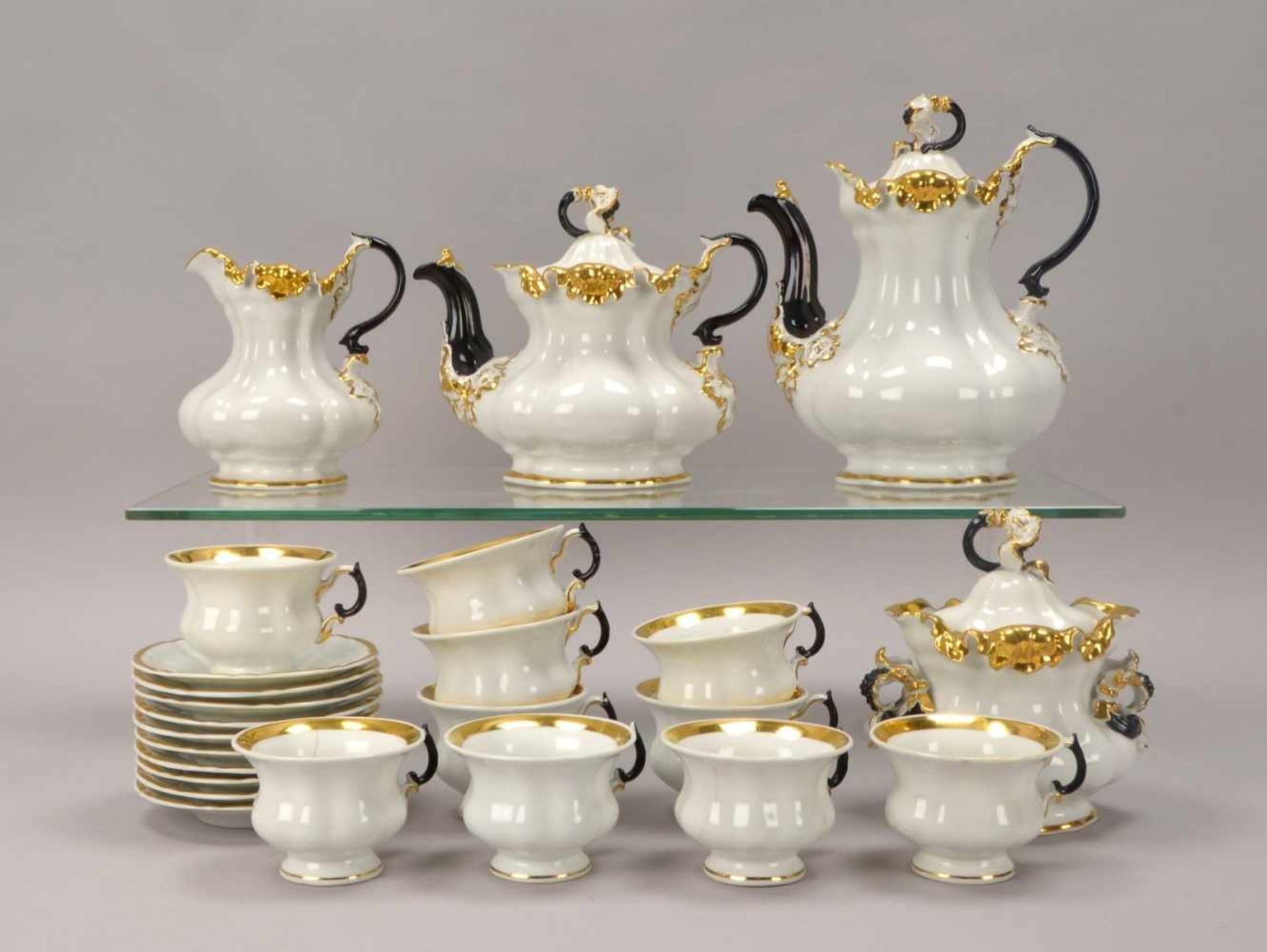 Kaffeeservice (Schlesien, um 1860), umfassend: 1 Kaffeekanne, 1 Teekanne, 1 Milchkännchen, 1