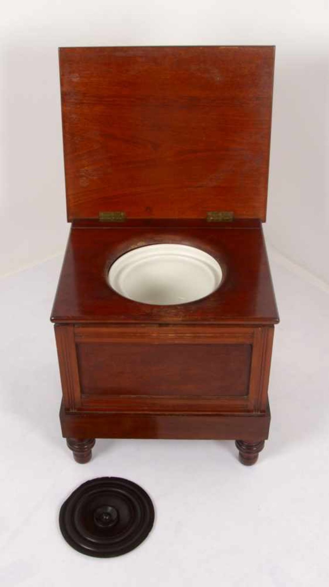 Toilettenhocker, Mahagoni, mit Porzellan-Nachttopf; Maße Hocker: Höhe 48 cm, Breite 49,5 cm, Tiefe