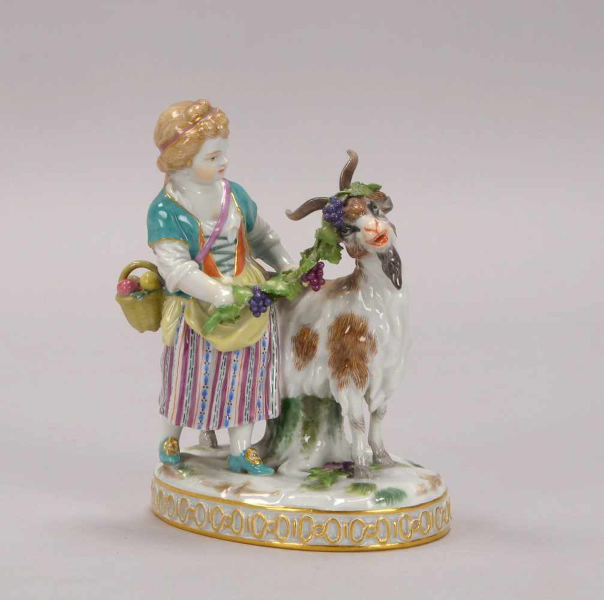 Meissen (Schwertermarke, I. Wahl), Porzellanfigur, 'Junge Frau mit Widder und Weingirlande',