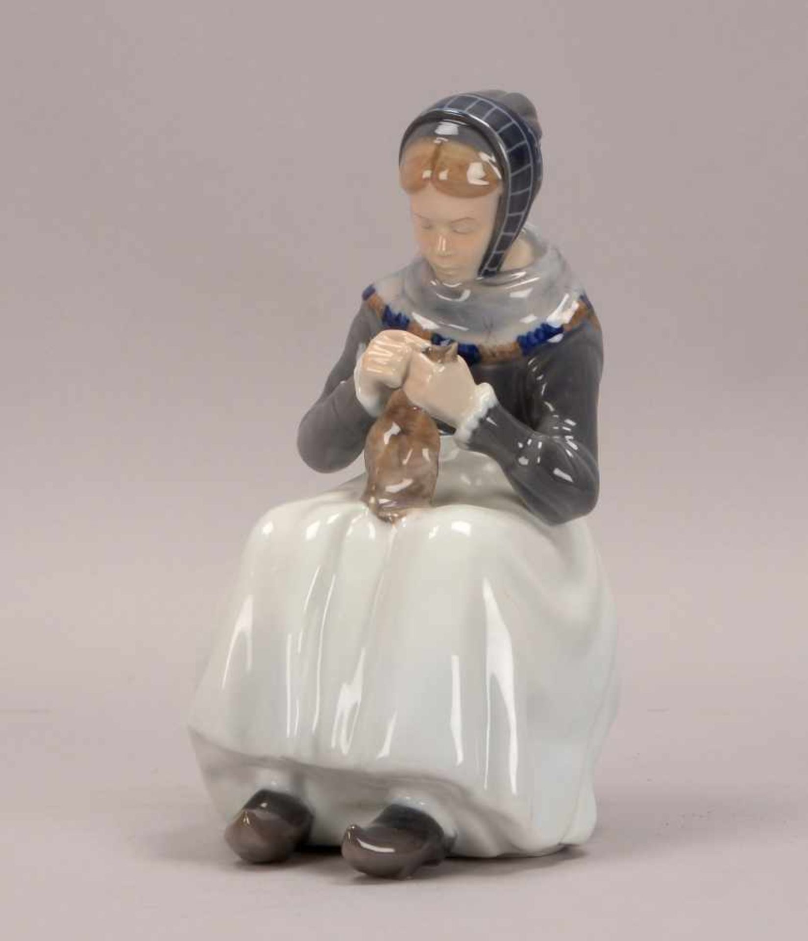 Royal Copenhagen, Porzellanfigur, &#039;Alte Frau bei der Handarbeit&#039;; Höhe 23 cm