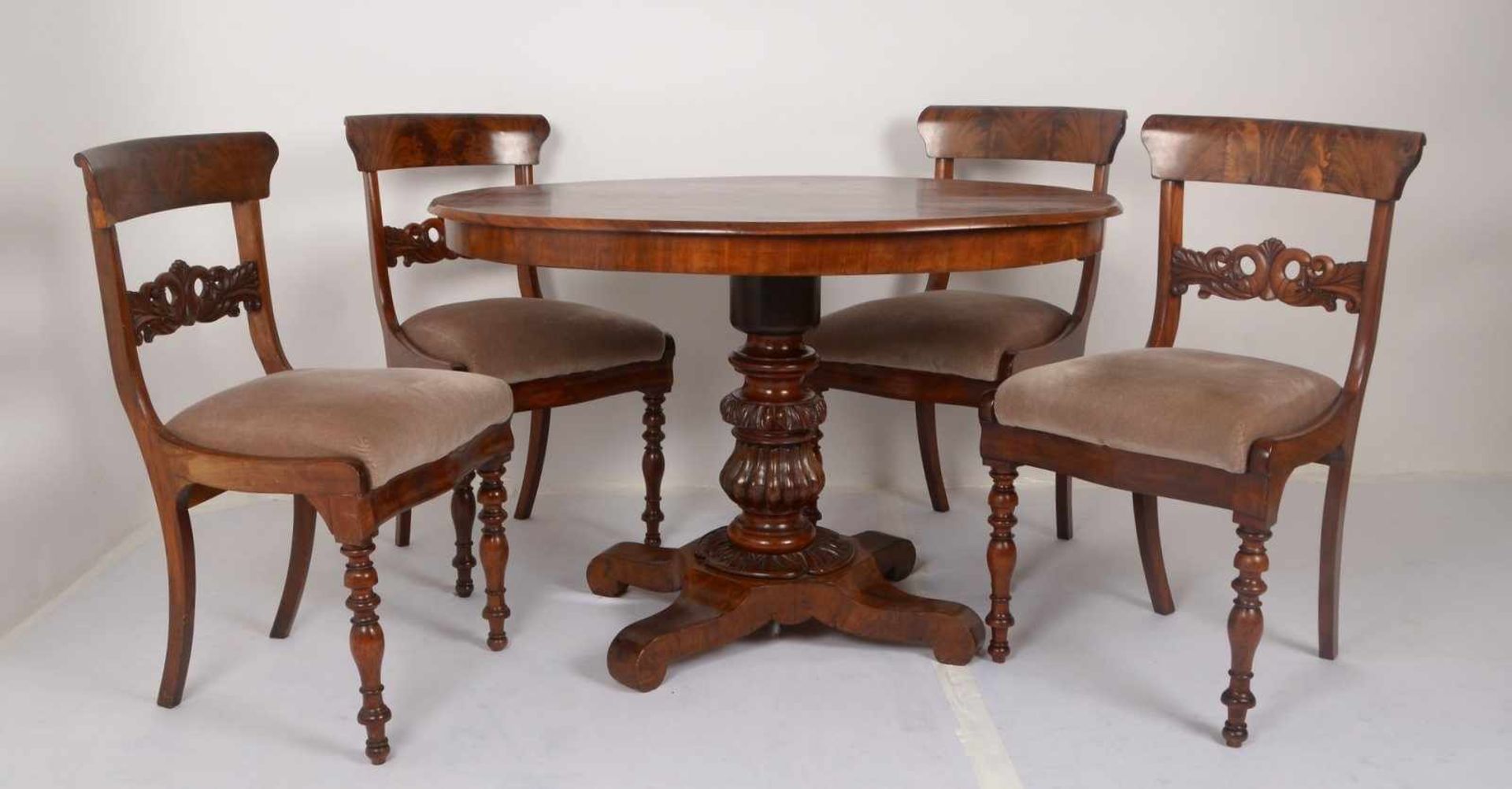 Sitzensemble (Biedermeier), Mahagonifurnier/Nussbaum, 5-teilig: 1 Tisch/oval und Satz Stühle, 4 - Bild 2 aus 3