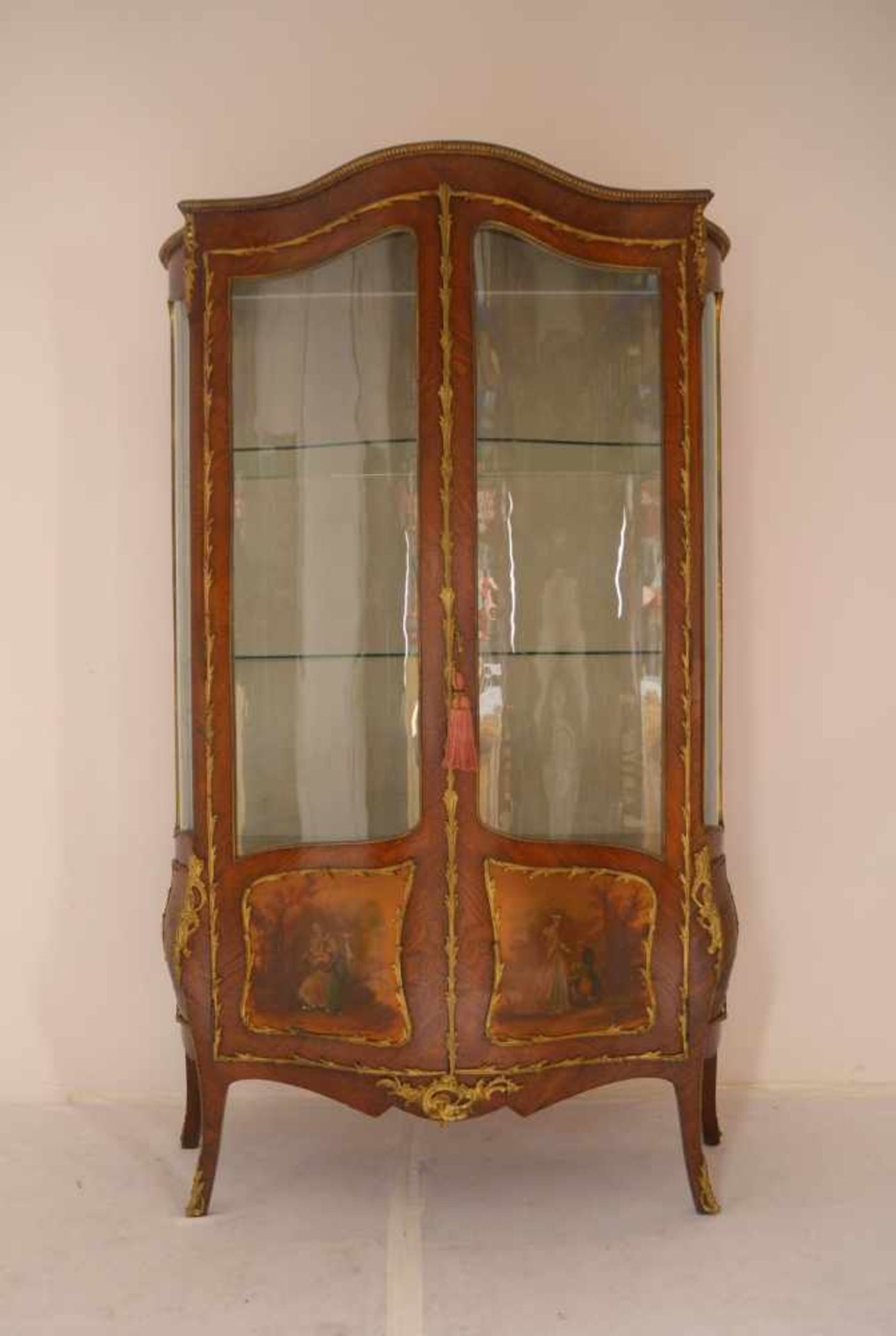 Salonvitrine (Frankreich, Louis Quinze-Stil), Palisanderfurnier, 2-türiger geschweifter Korpus/3-