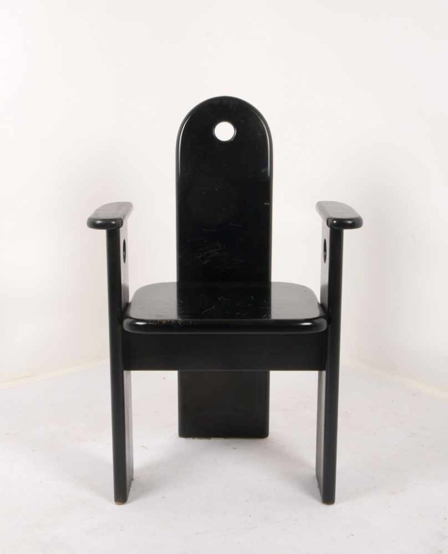 Designer-Armlehnstuhl, Holz schwarz lackiert; Lehnhöhe 92 cm, Sitzhöhe 45 cm (Sitzfläche mit - Bild 2 aus 2