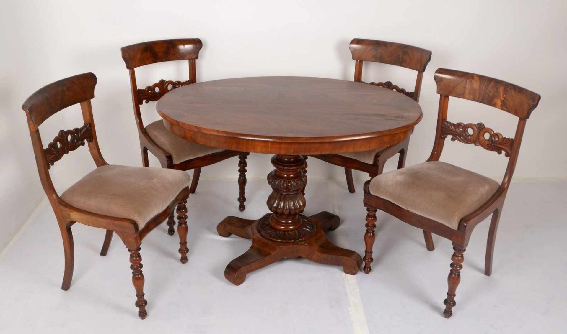 Sitzensemble (Biedermeier), Mahagonifurnier/Nussbaum, 5-teilig: 1 Tisch/oval und Satz Stühle, 4