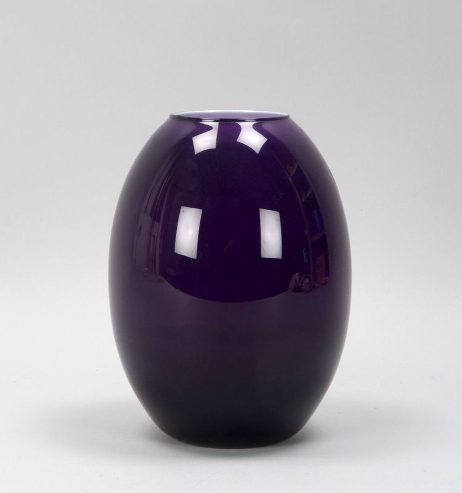 Vase, bauchige Form, lilafarbenes Glas, weiß unterfangen; Höhe 25 cm - Bild 2 aus 2