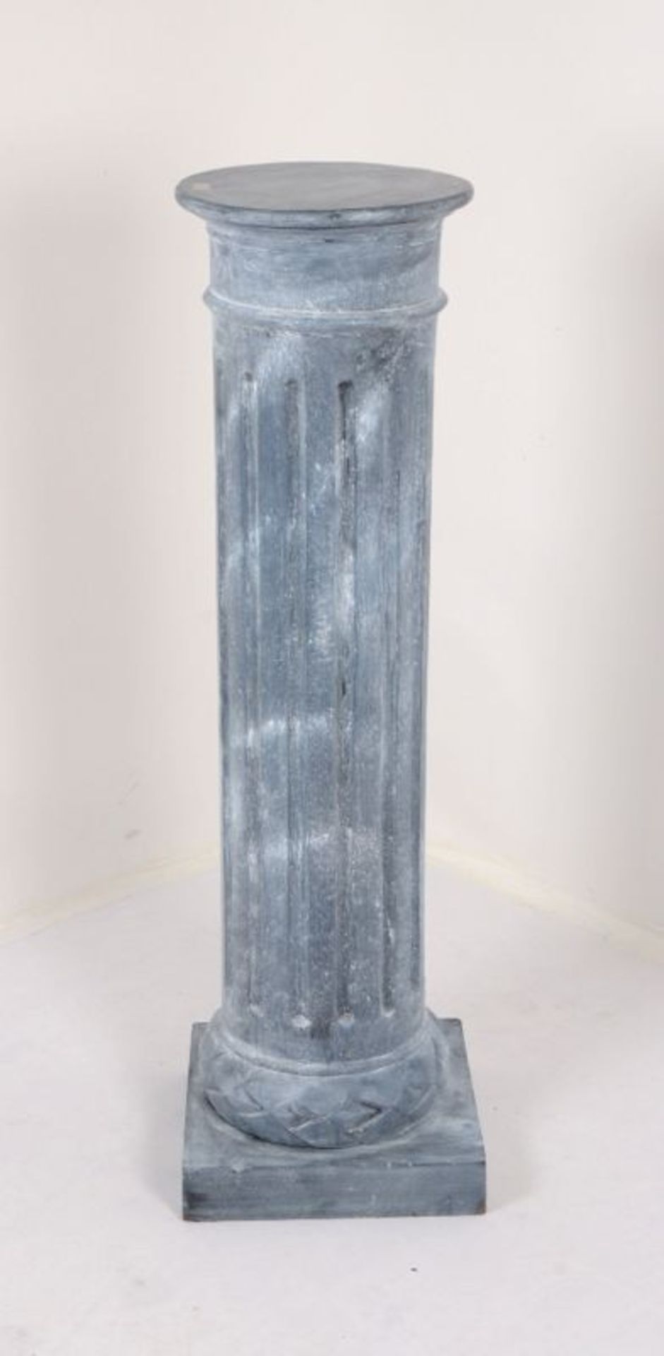 Säule, Holz grau gefasst, kannelliert; Höhe 119 cm, Durchmesser Ø 32 cm - Bild 2 aus 2