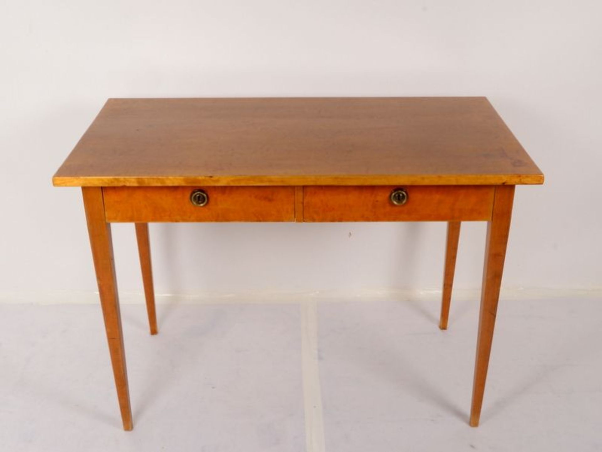 Schreibtisch, Birke, rechteckige Schreibplatte oberhalb 2x Schüben, Tisch auf konischen Beinen;