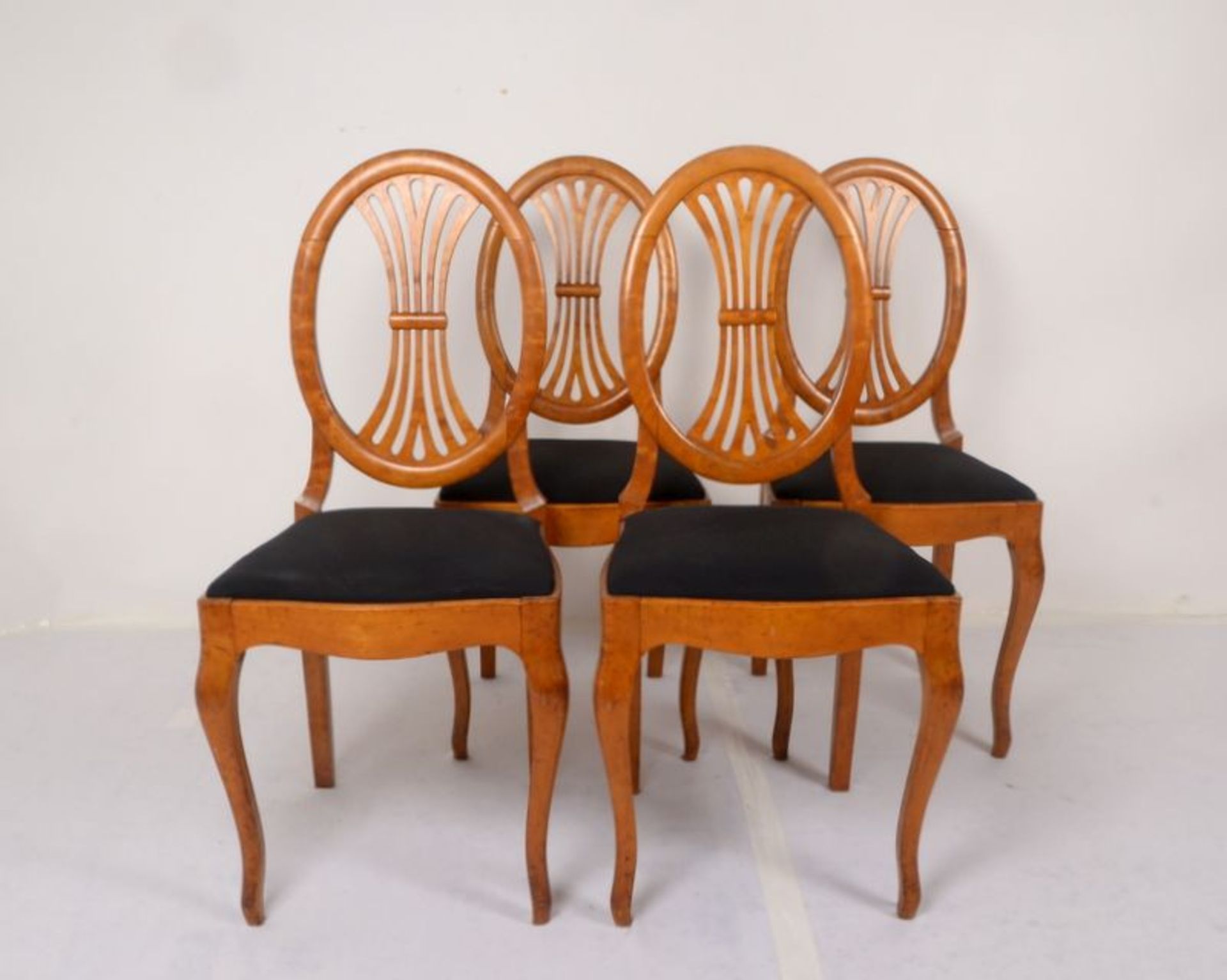 Satz Stühle (Biedermeider), Birke, ovale Rückenlehne mit geschwungener Verstrebung, schwarzes - Bild 2 aus 3