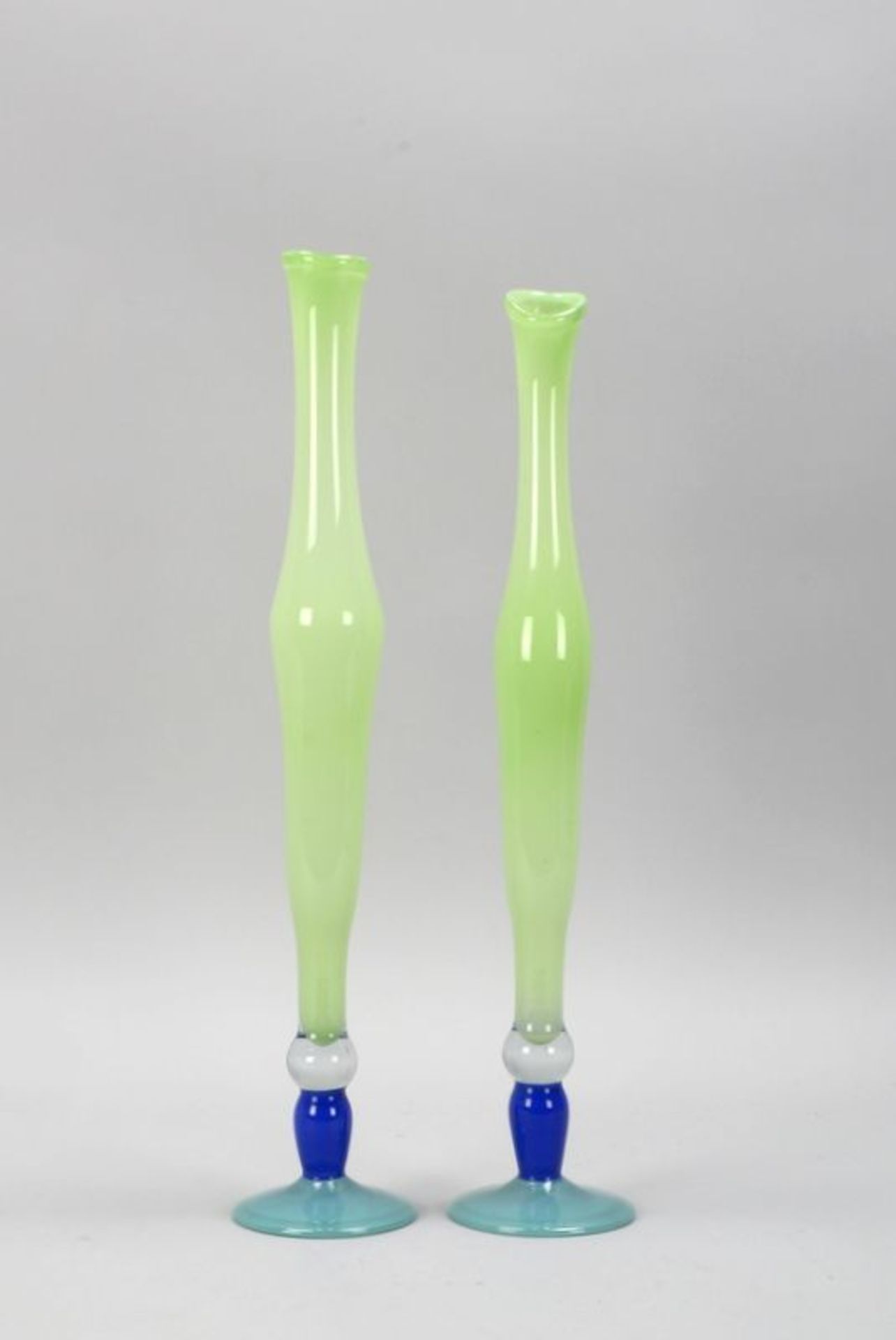 2 Langhals-Vasen, Murano; 1x Höhe 51,5 cm, und 1x Höhe 53,5 cm