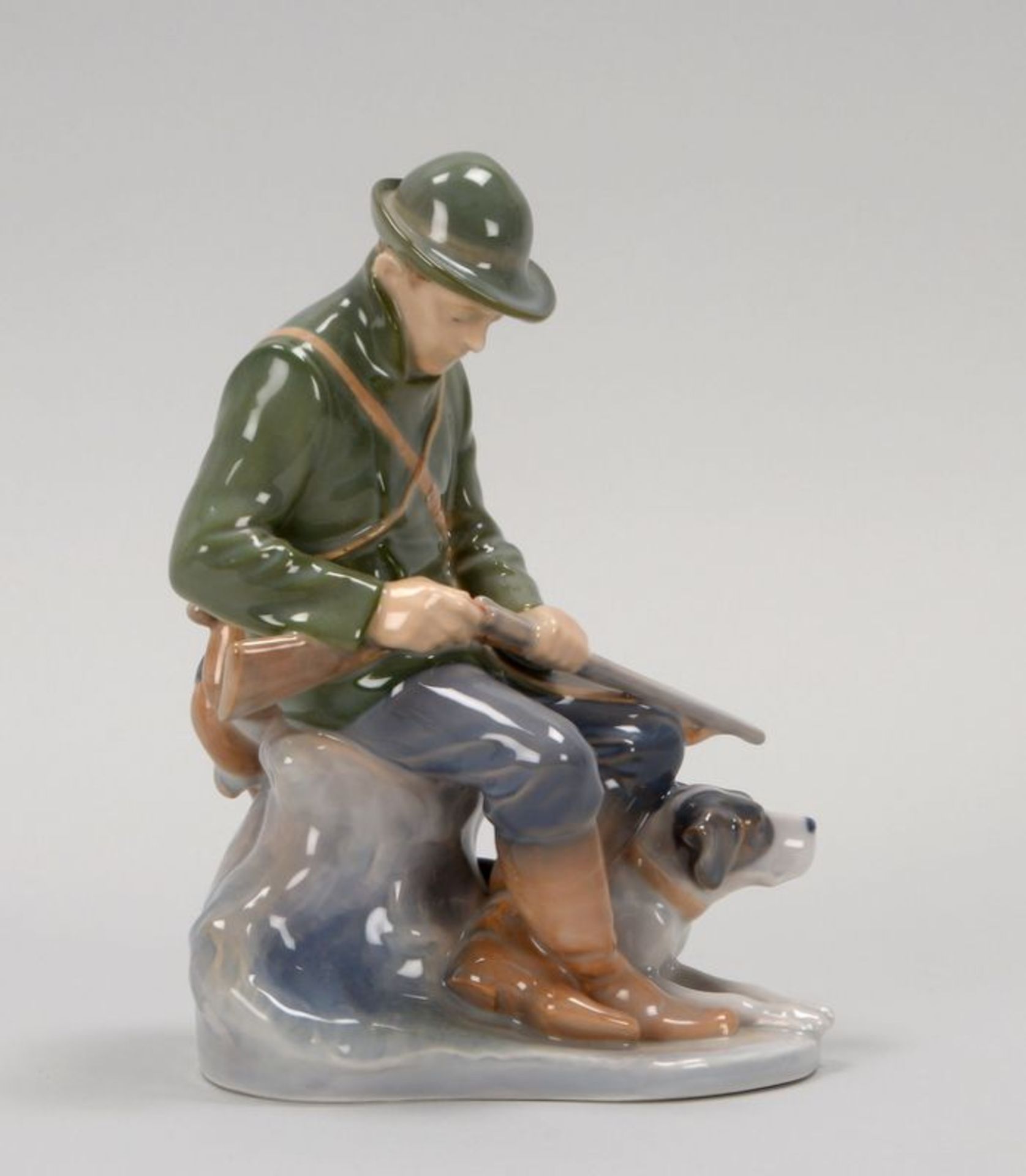 Royal Copenhagen, Porzellanfigur, 'Jäger mit Hund', polychrom staffiert, signiert, Entwurf: