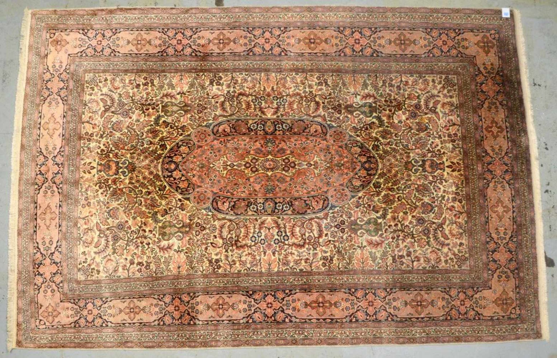 Kaschmir-Seidenteppich, Seide auf Baumwolle; Maße 324 x 221 cm (mit geringfügigen Gebrauchsspuren)