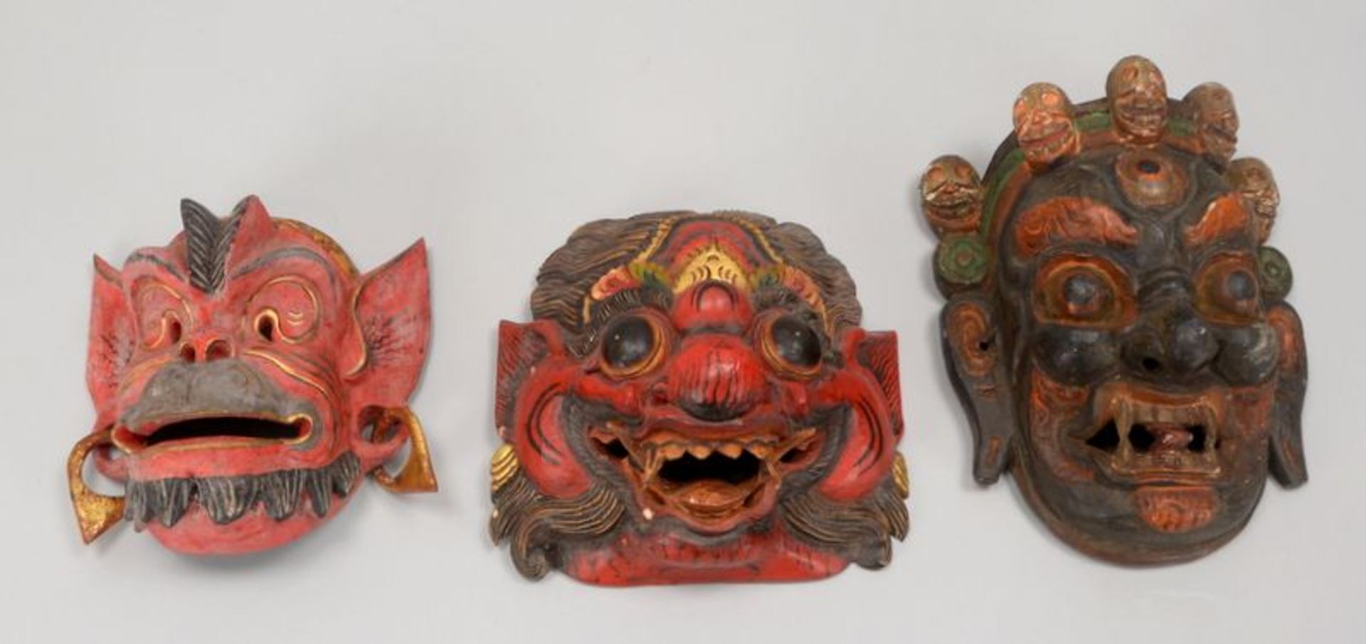 Masken-Konvolut (Indonesien), Holz geschnitzt und handbemalt, 3 Stück; Höhe 31 cm, 24 cm, und 21 cm - Bild 2 aus 2