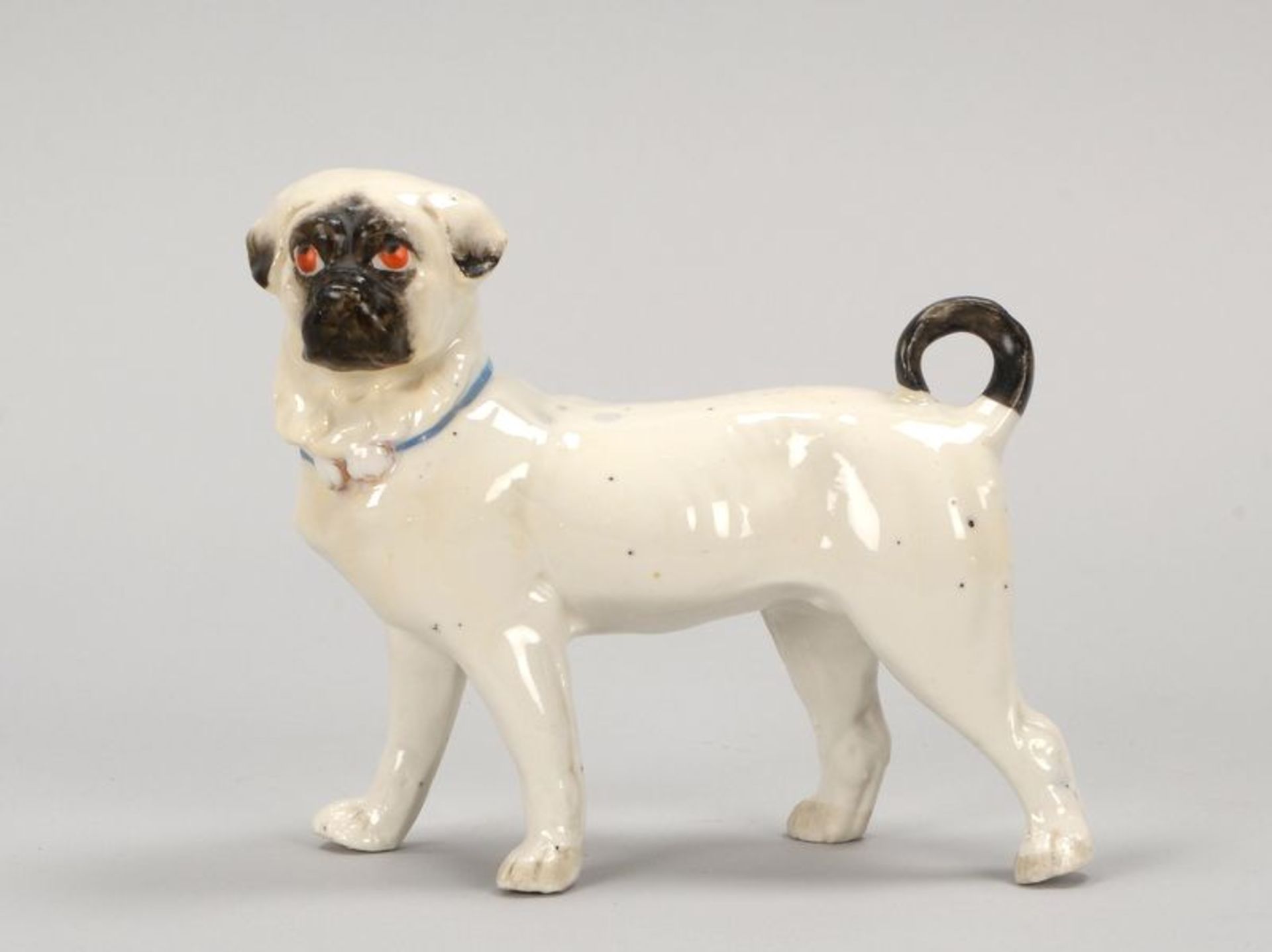Porzellanfigur (England), antik, 'Mops' - 'Bulldog'; Höhe 12,5 cm, Breite 14,5 cm