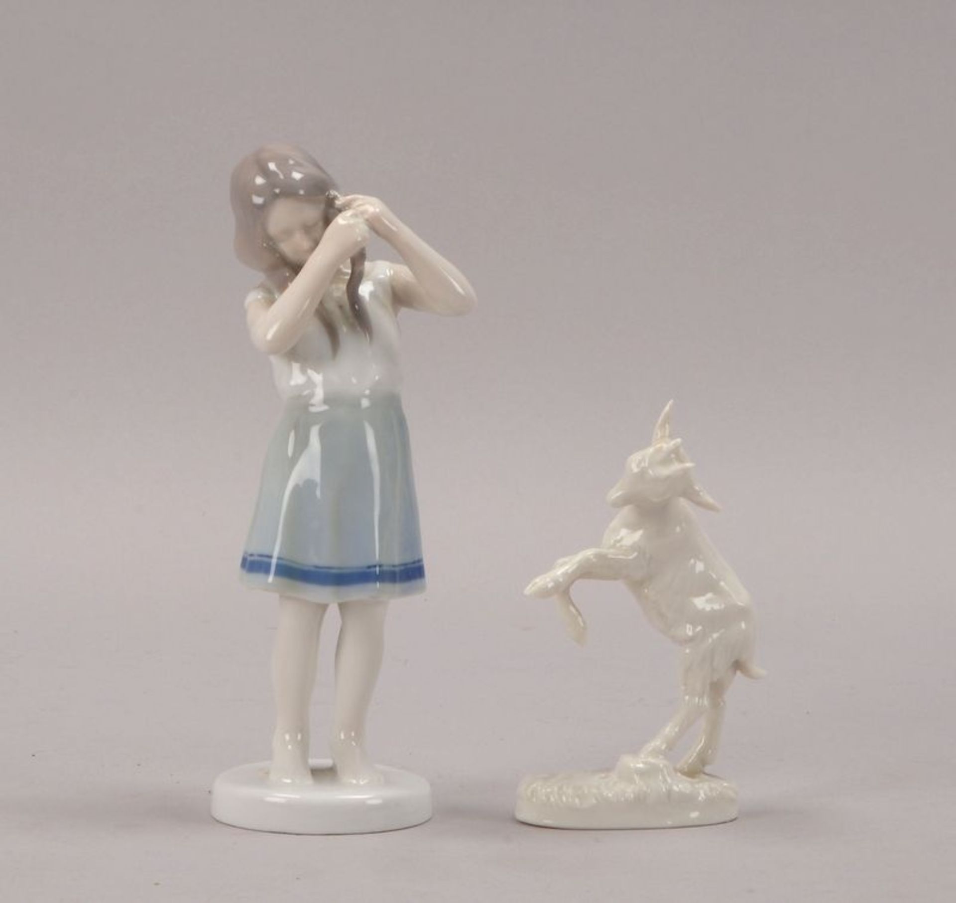 2 Porzellanfiguren, verschiedene Manufakturen: 1x Bing & Gröndahl, 'Mädchen beim Haareflechten';