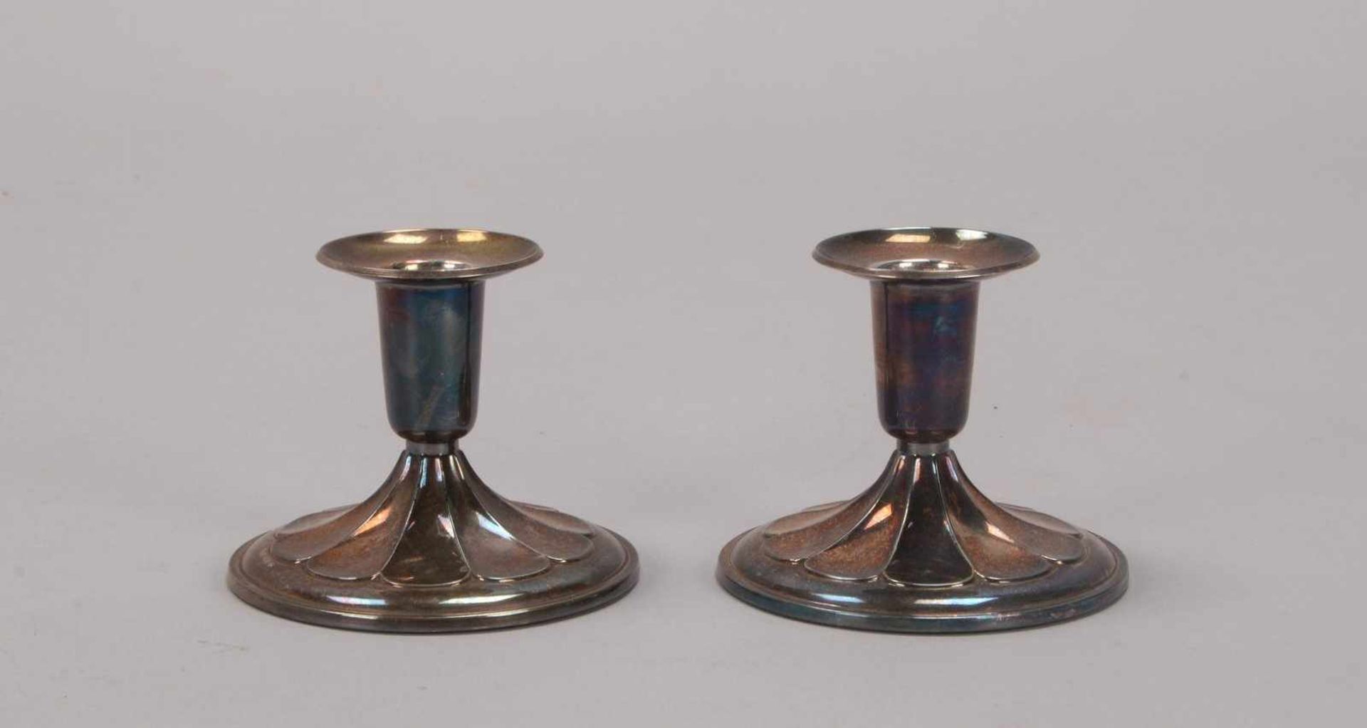Paar Tisch-Kerzenleuchter (Schweden), 830 Silber, mehrfach punziert; Höhe 7 cm, Gesamtgewicht 218 g